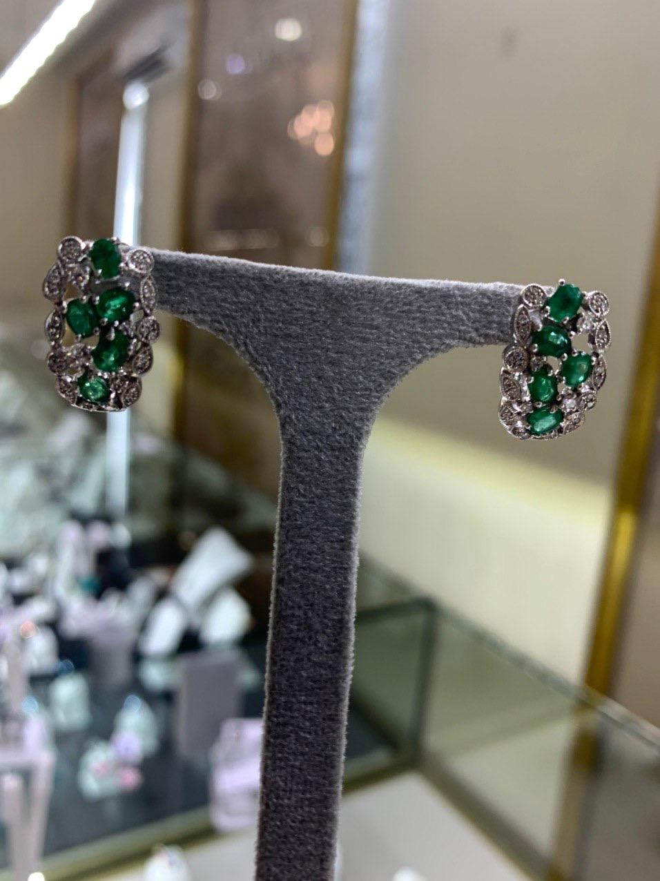 Raffinierte Klappbrisur-Ohrringe, Edelsteine, grüner Smaragd, weißer Diamant, Gold (Moderne) im Angebot