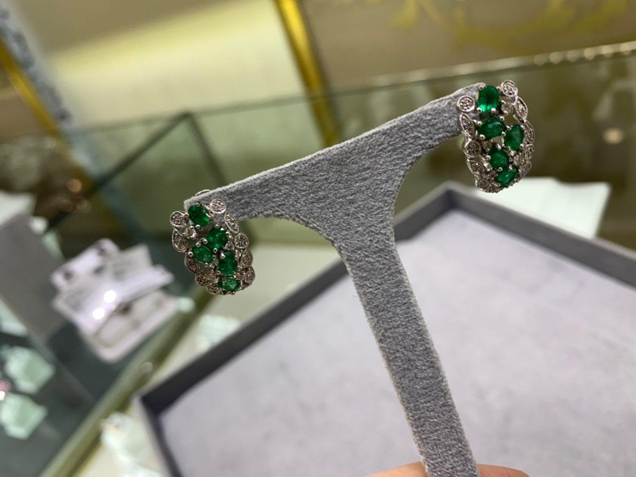 Taille ronde Boucles d'oreilles à levier sophistiquées en or ornées d'une précieuse émeraude verte et de diamants blancs en vente
