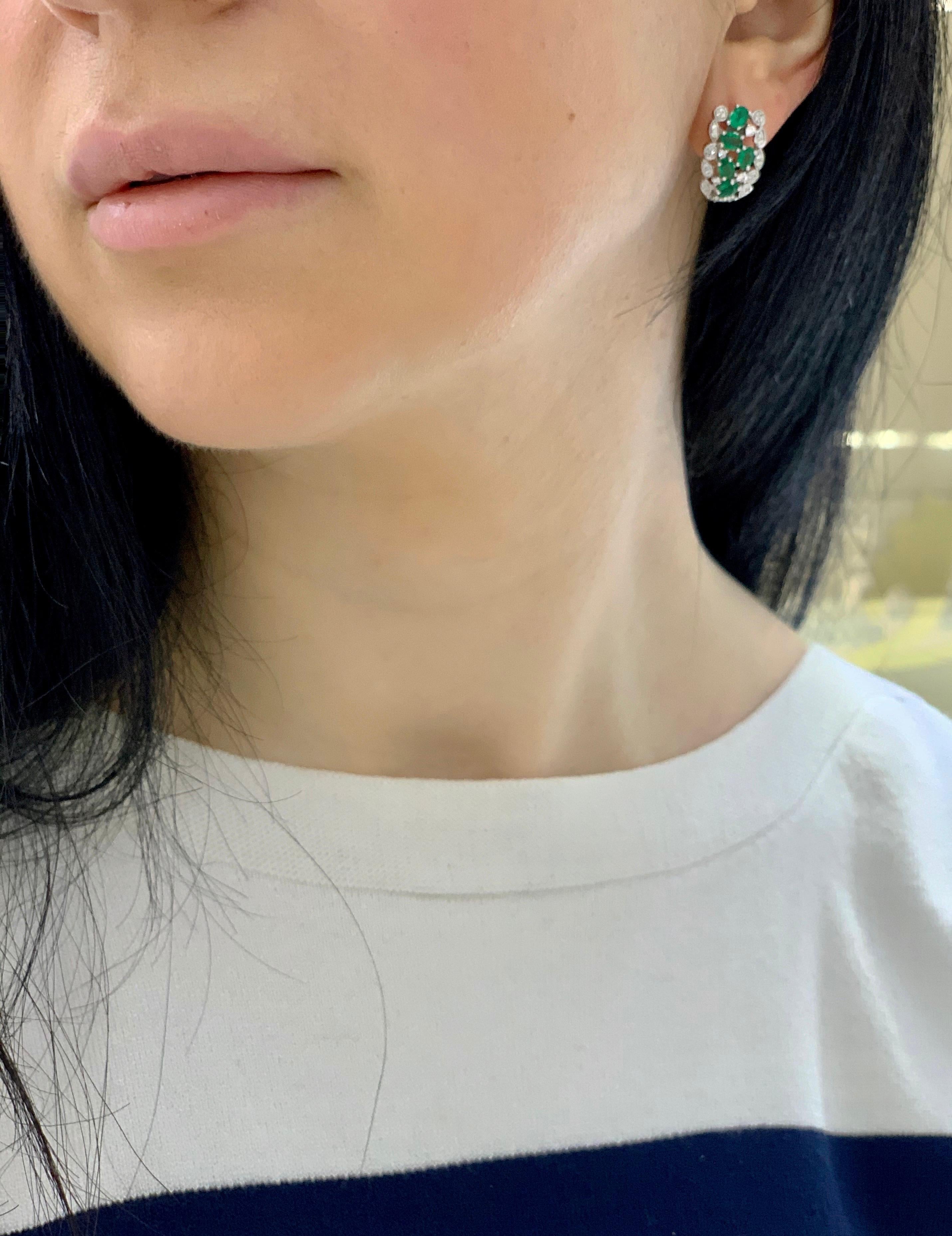 Boucles d'oreilles à levier sophistiquées en or ornées d'une précieuse émeraude verte et de diamants blancs Neuf - En vente à Genève, GE