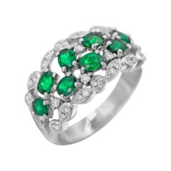 Bague quotidienne sophistiquée en or blanc avec diamants blancs et émeraude verte précieuse