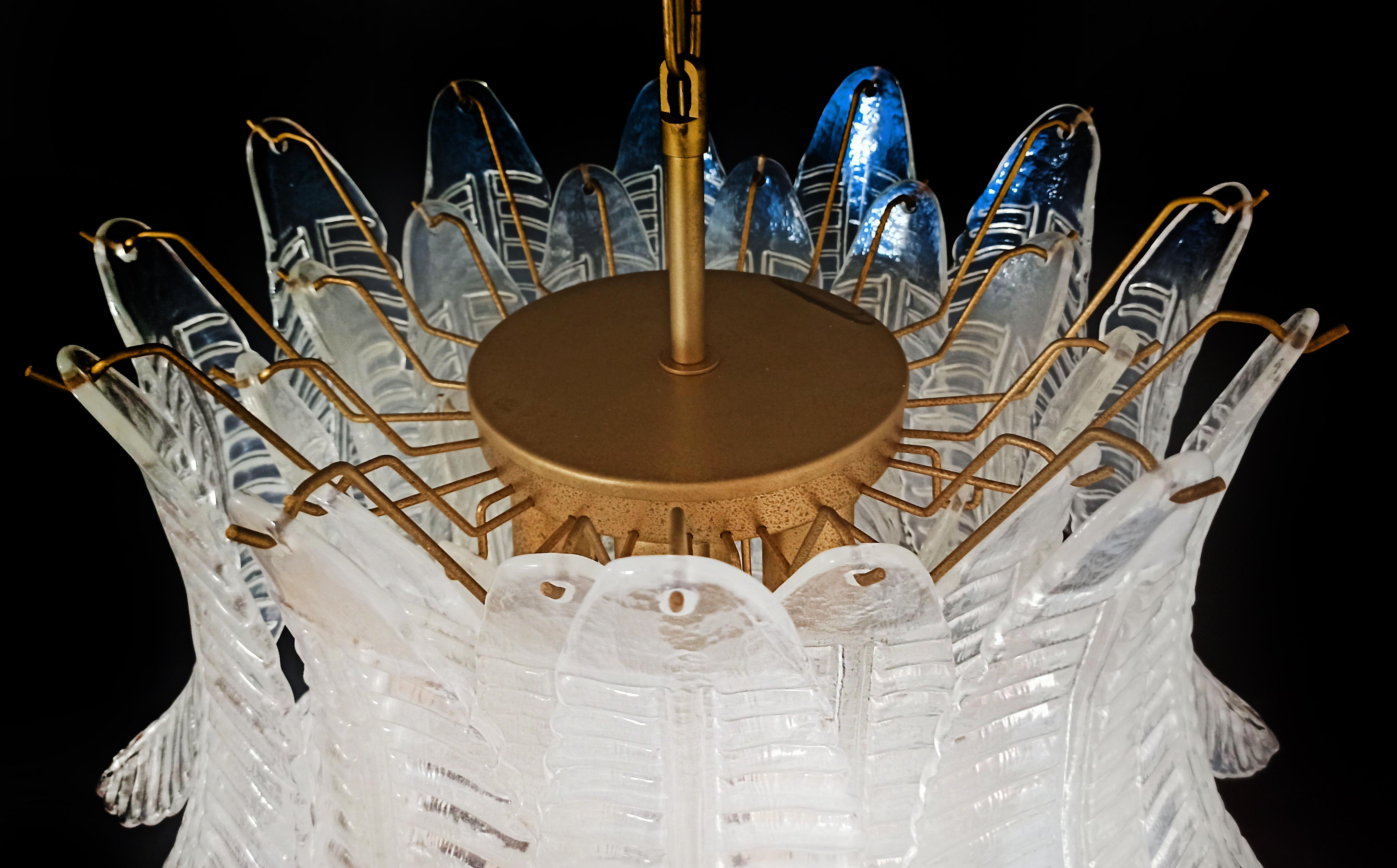 Edler italienischer Murano-Kronleuchter aus sechsstöckigem Opalglas mit Farn, 36 Opalgläser im Angebot 5