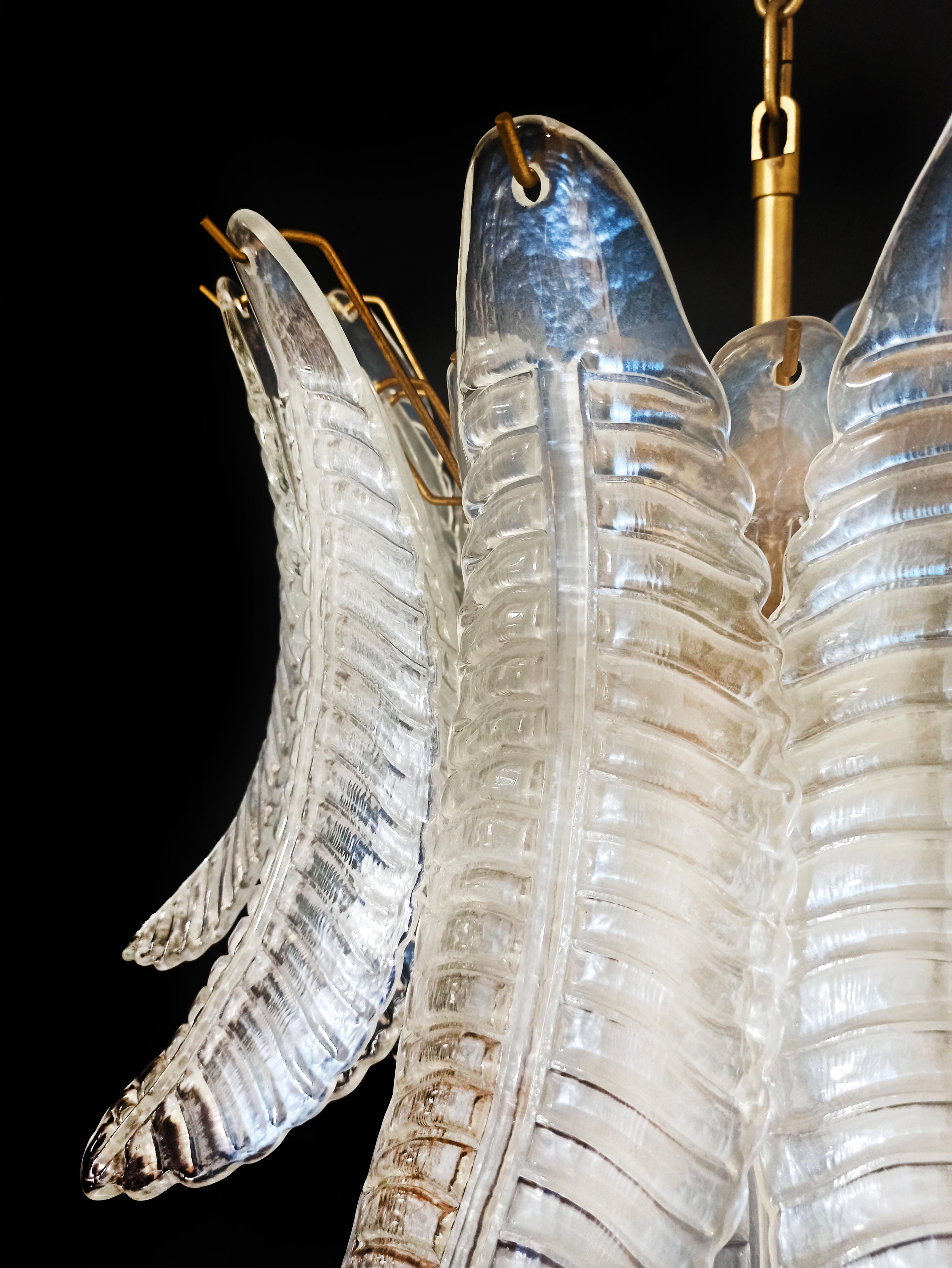 Edler italienischer Murano-Kronleuchter aus sechsstöckigem Opalglas mit Farn, 36 Opalgläser im Angebot 8