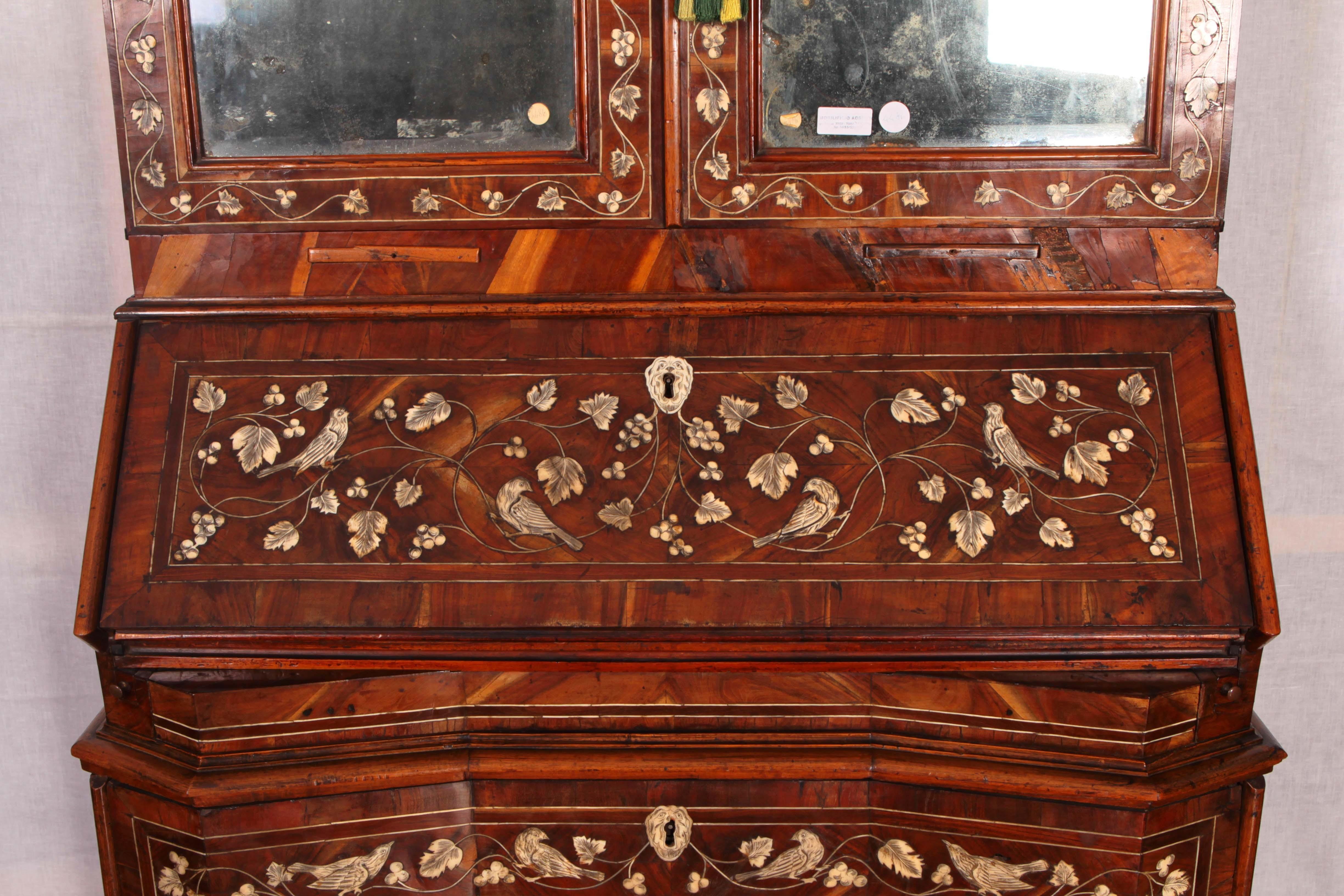 Precious Italian of 1700 'Lombard' Trumeau in Walnut Inlaid Ivory In Good Condition For Sale In Barletta, IT