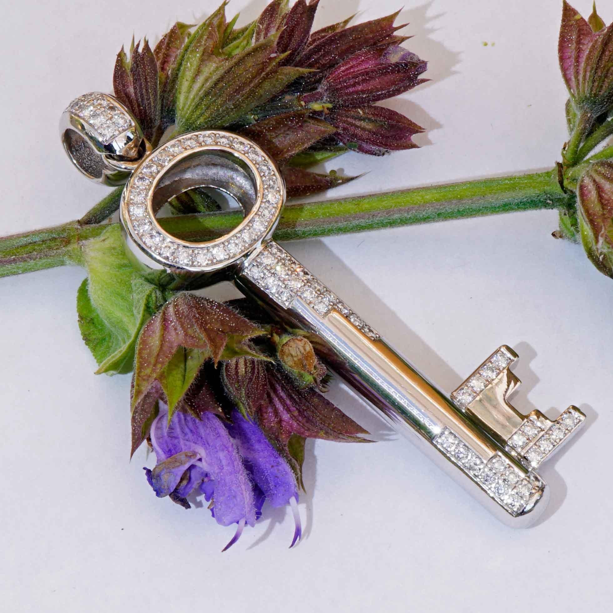 Pendentif clé précieuse en or blanc massif 18 carats avec fleurons totalisant 1 carat poids total IF-VVS en vente 4