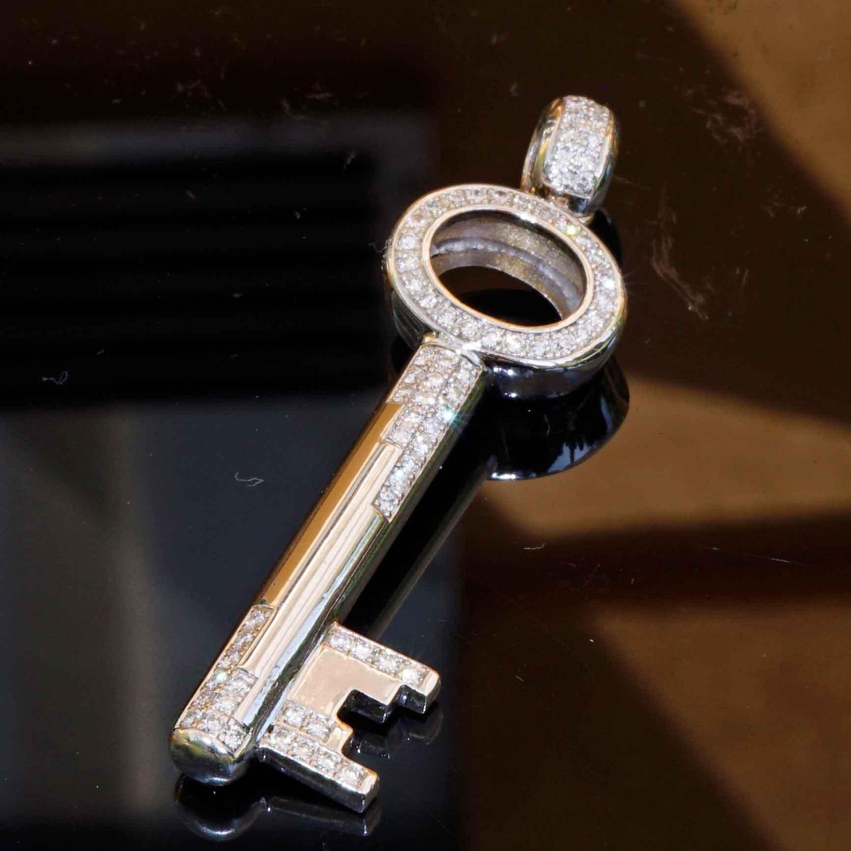 Pendentif clé précieuse en or blanc massif 18 carats avec fleurons totalisant 1 carat poids total IF-VVS en vente 5
