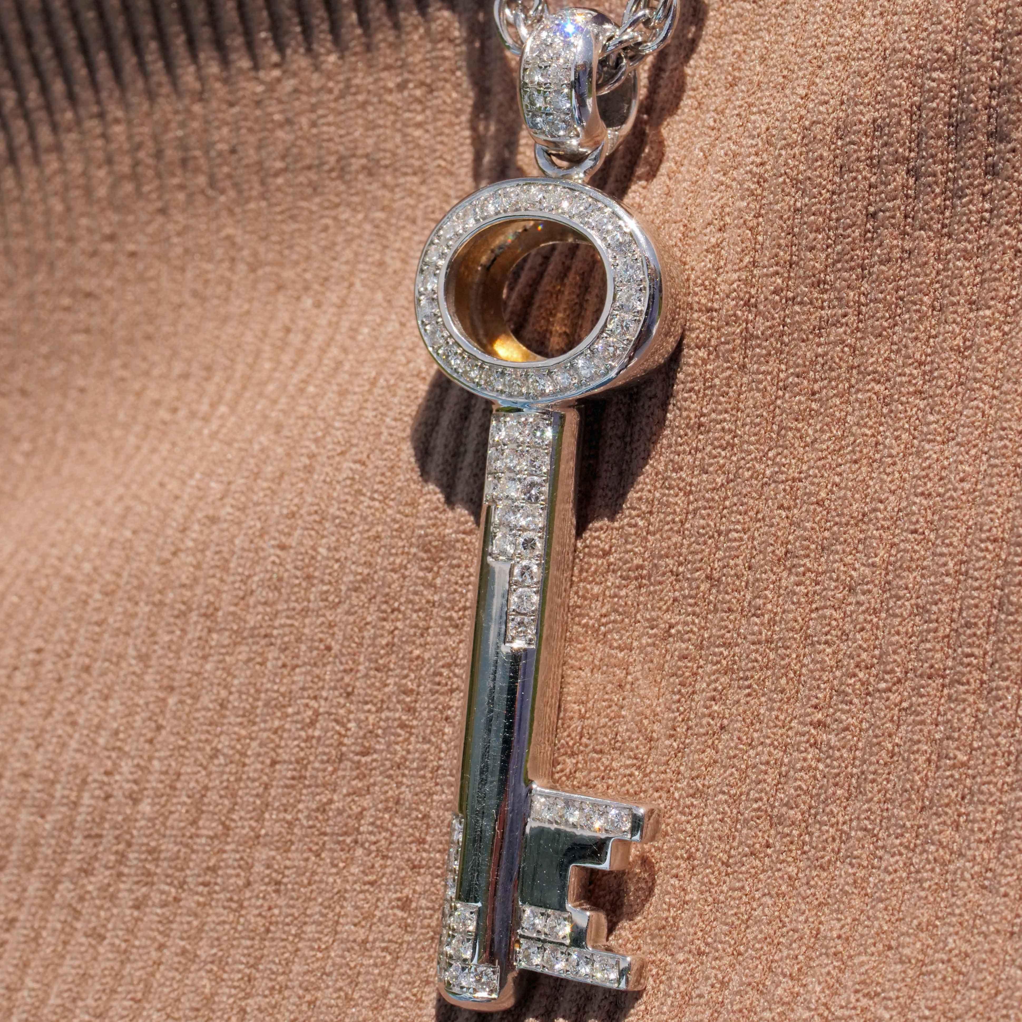 Pendentif clé précieuse en or blanc massif 18 carats avec fleurons totalisant 1 carat poids total IF-VVS Unisexe en vente