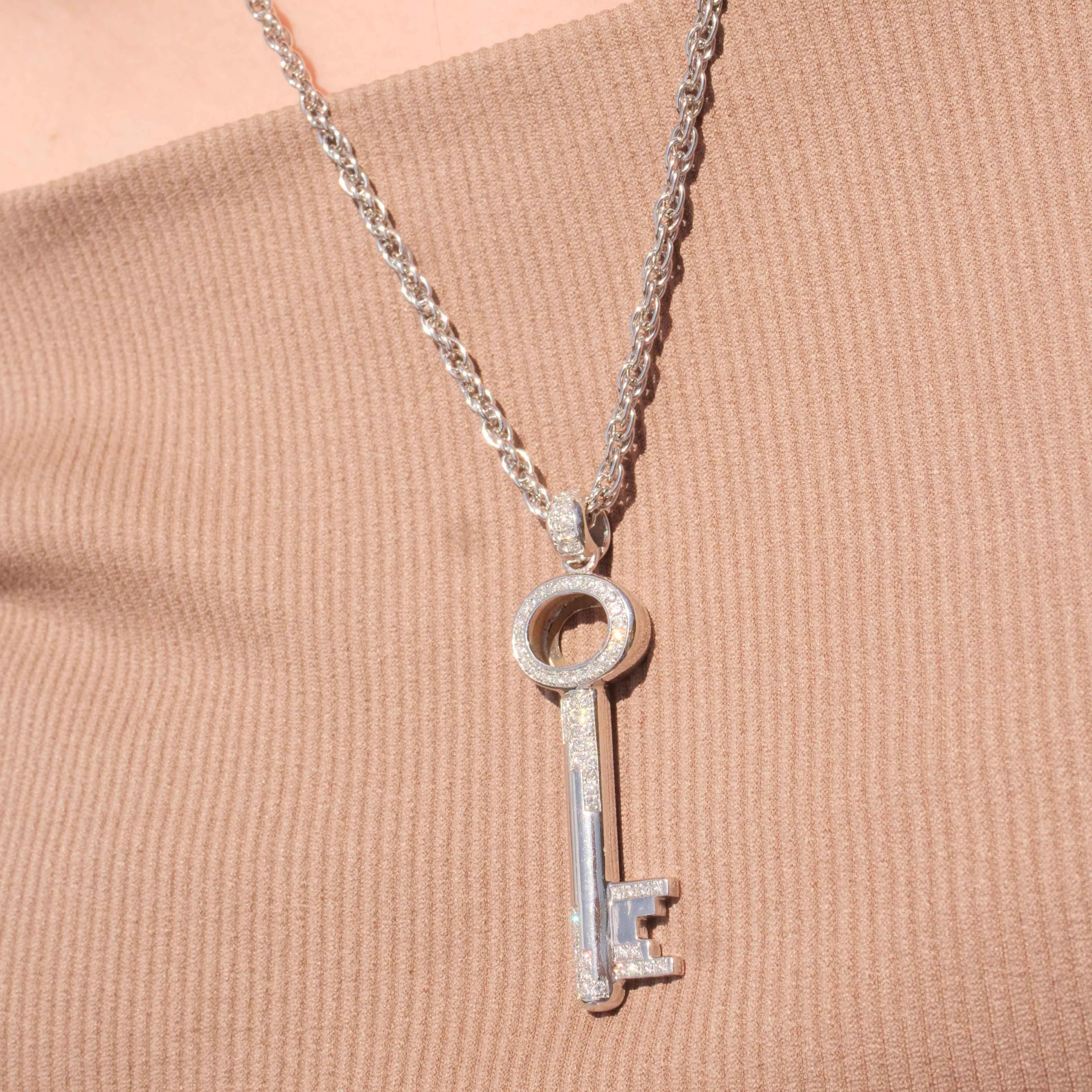 Pendentif clé précieuse en or blanc massif 18 carats avec fleurons totalisant 1 carat poids total IF-VVS en vente 1