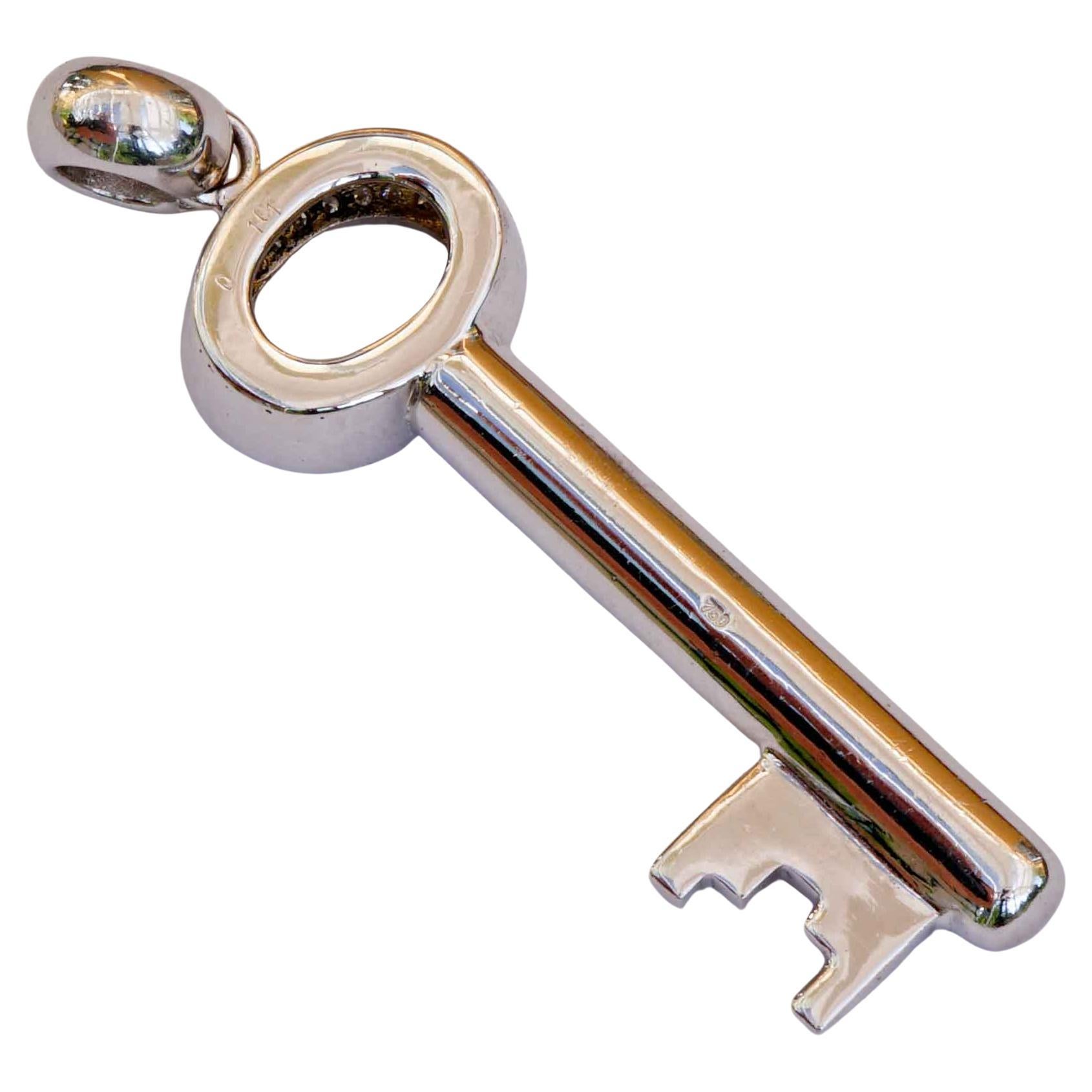 Normalement, nous avons des pendentifs clés de cette taille uniquement en argent dans la collection,  nous sommes donc d'autant plus heureux de pouvoir en proposer une en or blanc 750 massif avec diamants pleine taille total 1 ct TW (fine white) /