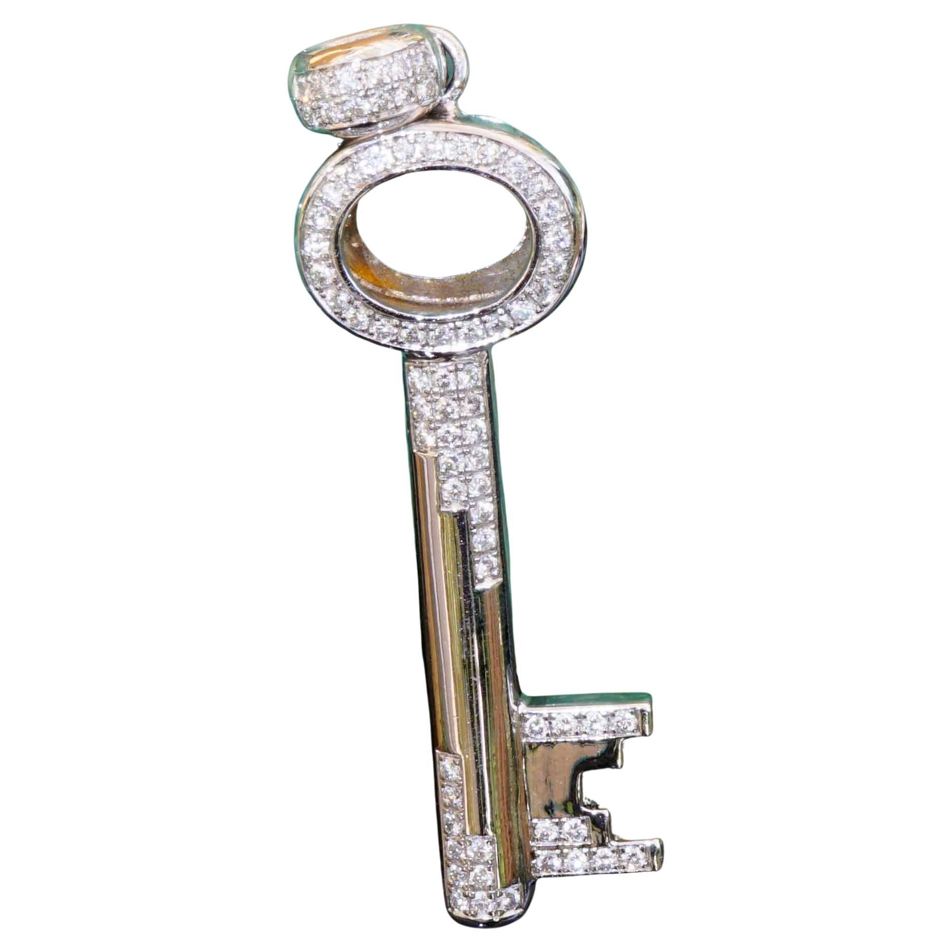 Moderne Pendentif clé précieuse en or blanc massif 18 carats avec fleurons totalisant 1 carat poids total IF-VVS en vente