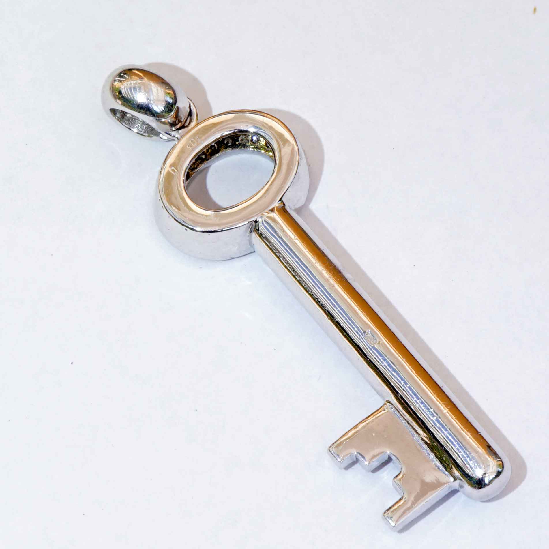 Taille brillant Pendentif clé précieuse en or blanc massif 18 carats avec fleurons totalisant 1 carat poids total IF-VVS en vente
