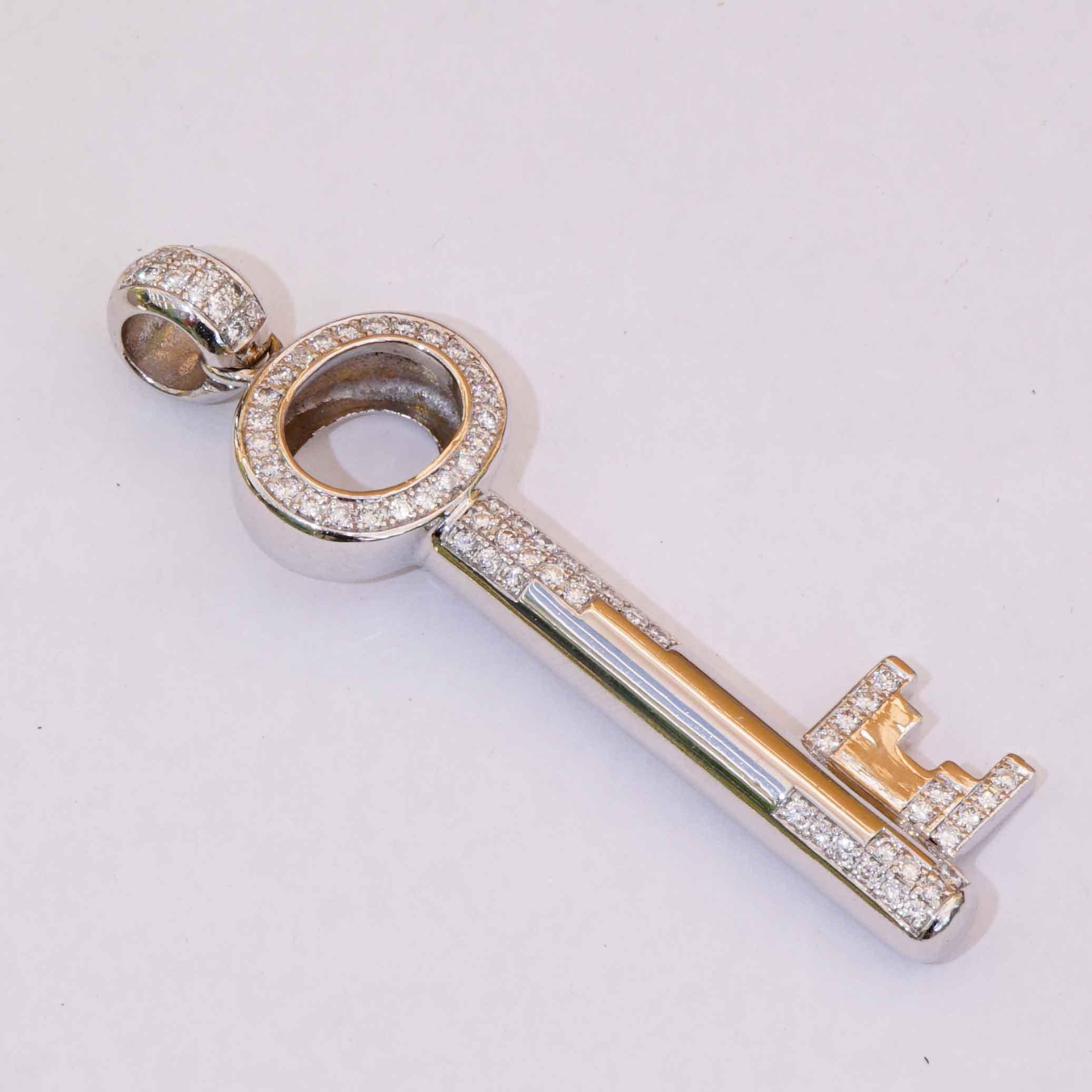 Pendentif clé précieuse en or blanc massif 18 carats avec fleurons totalisant 1 carat poids total IF-VVS en vente 3