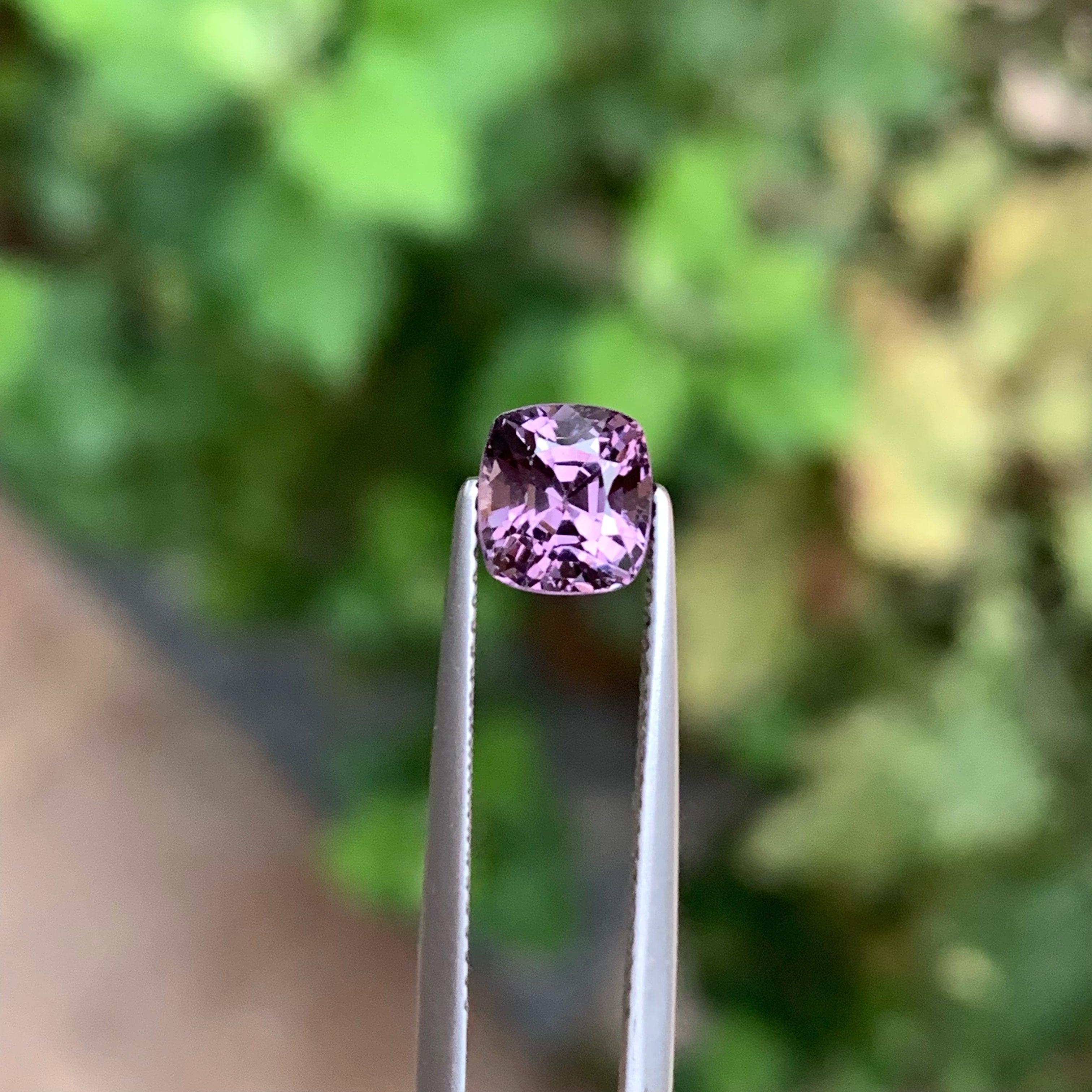 Precious Natural Spinel For Ring 1.75 CT Burma Spinel Gemstone For Jewelry Size  In New Condition For Sale In Bangkok, TH