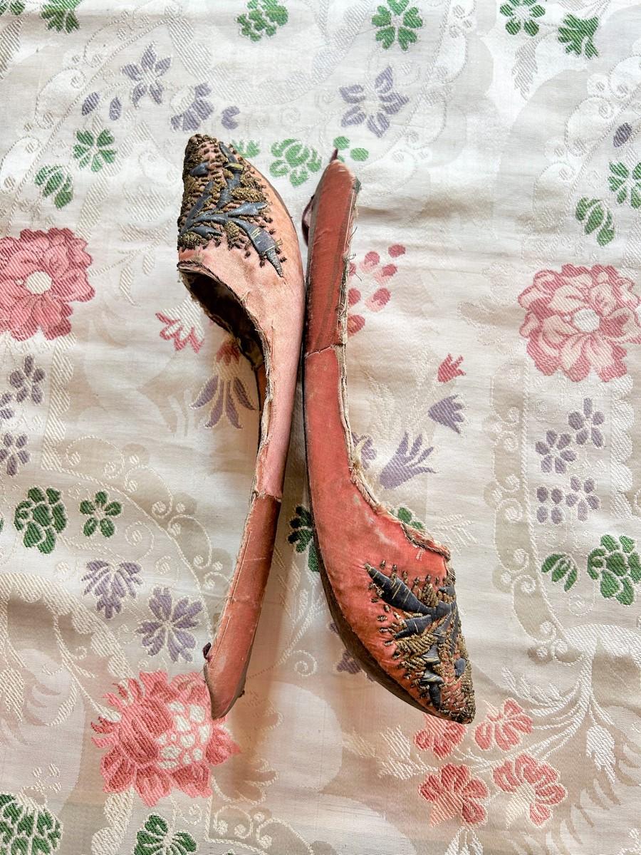 Brown Precious pair of Harem mules - Ottoman Empire, late 18th century For Sale