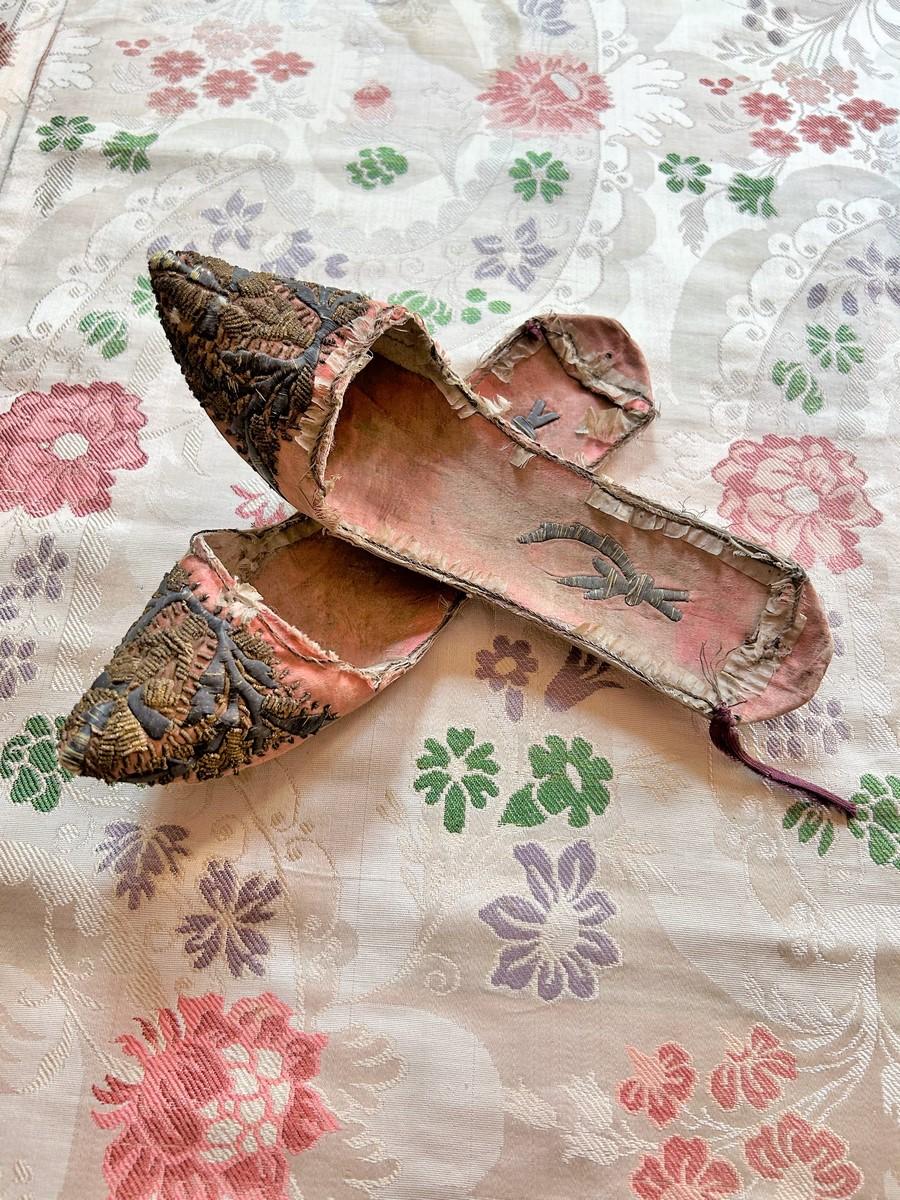 Precious pair of Harem mules - Ottoman Empire, late 18th century In Fair Condition For Sale In Toulon, FR