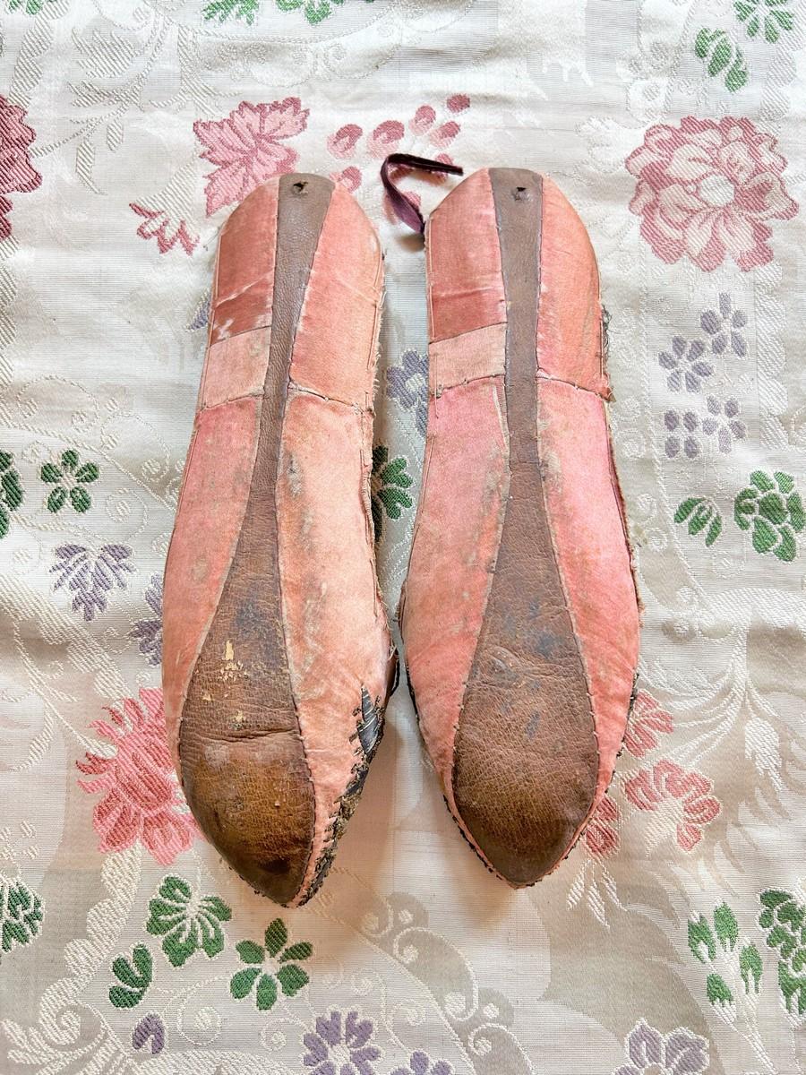 Women's Precious pair of Harem mules - Ottoman Empire, late 18th century For Sale