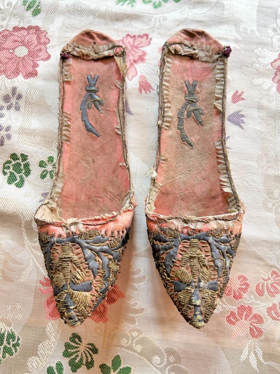 Precious pair of Harem mules - Ottoman Empire, late 18th century For Sale 1