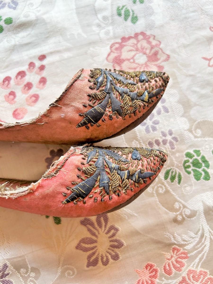 Precious pair of Harem mules - Ottoman Empire, late 18th century For Sale 2
