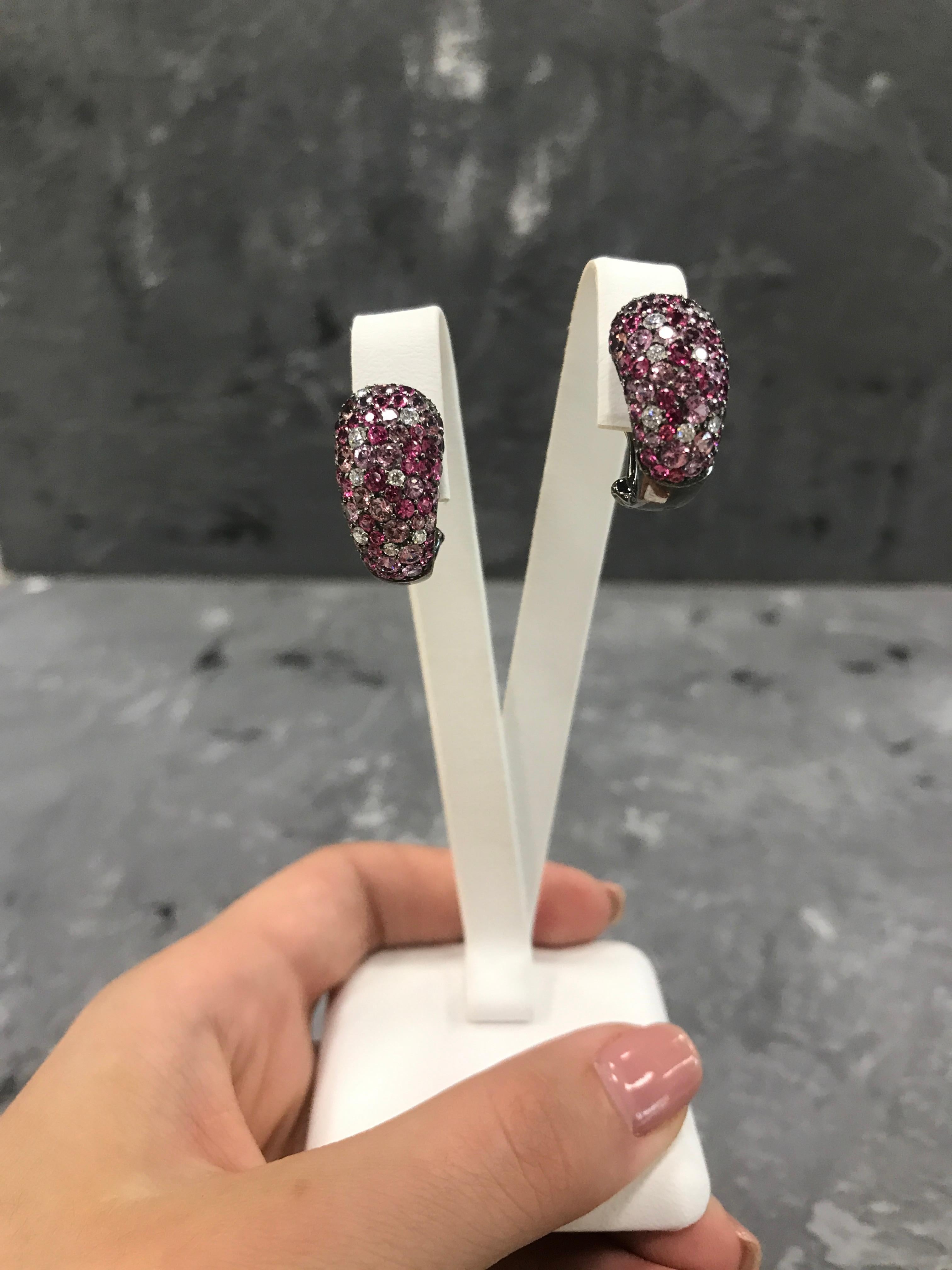 The gentle pink tones of these pink sapphires are inspired by the delicate flourishing nature and flowers decorating the Mediterranean panorama. So gentle, fresh and delicate.
These earrings are made to refresh the face and make you look like you