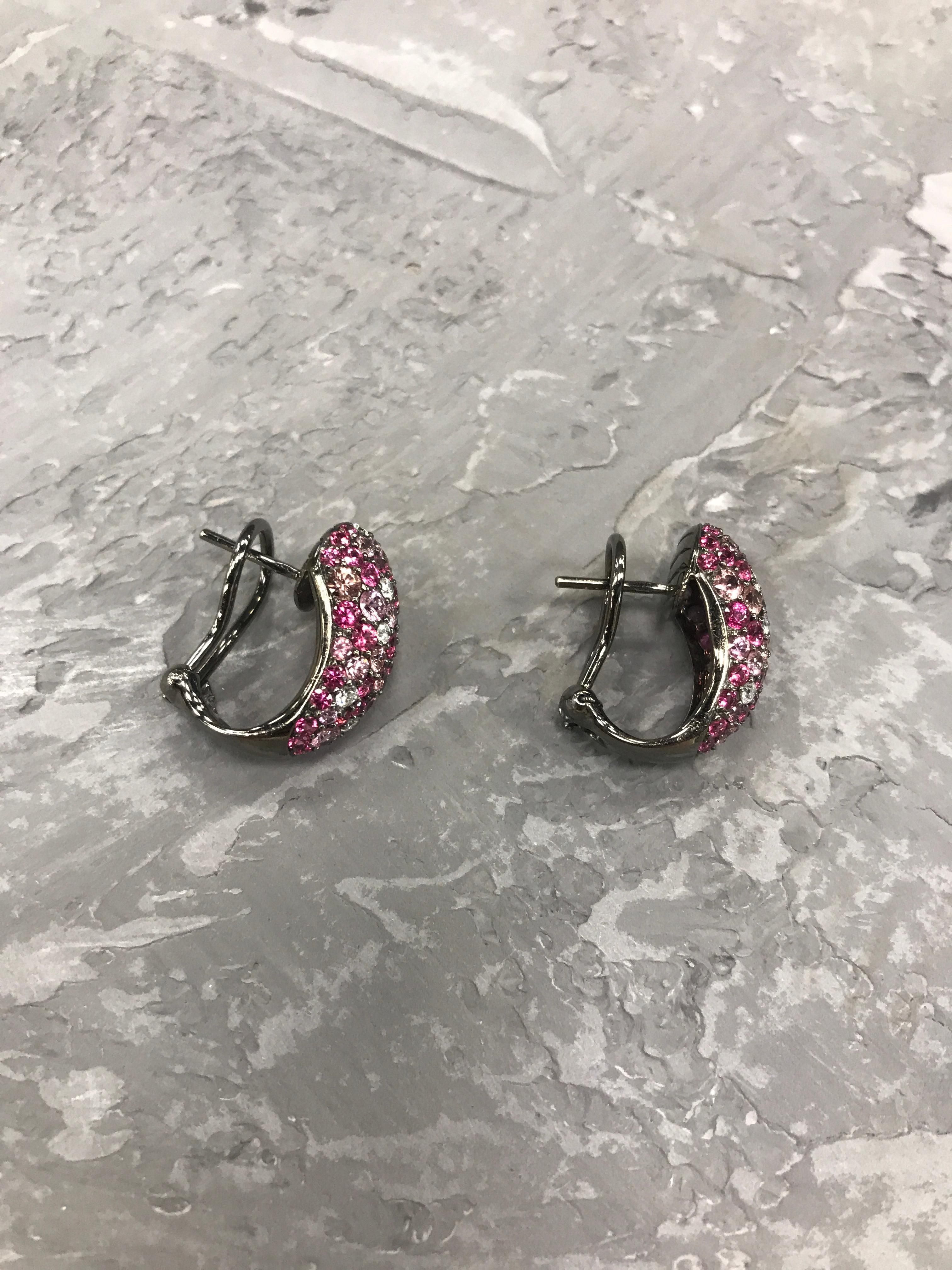 Taille ronde Boucles d'oreilles en or blanc 18 carats avec précieux saphirs roses, diamants blancs et spinelles en vente