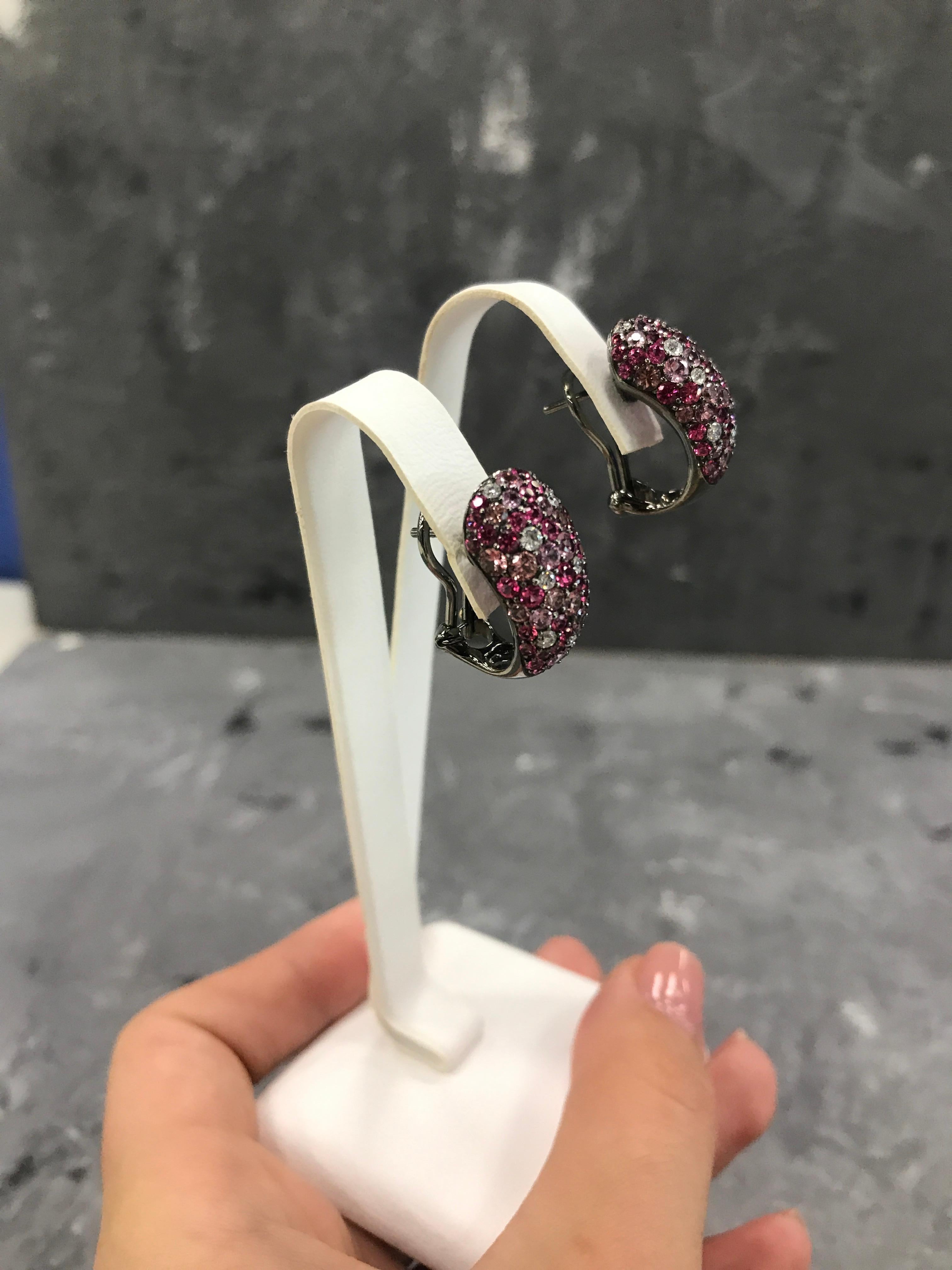 Boucles d'oreilles en or blanc 18 carats avec précieux saphirs roses, diamants blancs et spinelles Neuf - En vente à Montreux, CH