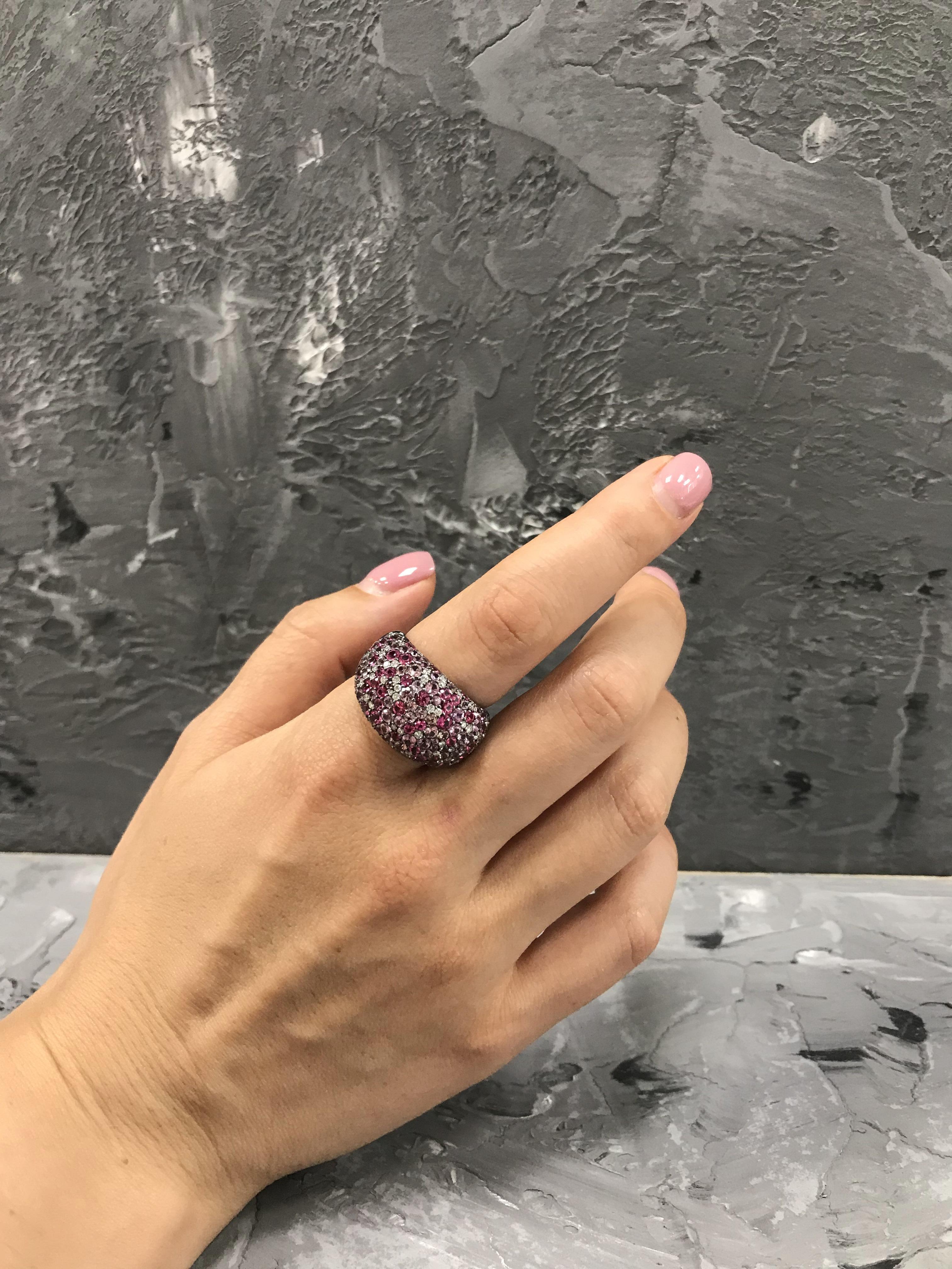 The gentle pink tones of these pink sapphires are inspired by the delicate flourishing nature and flowers decorating the Mediterranean panorama. So gentle, fresh and delicate.
This ring will refresh you and make you feel like you just came back from