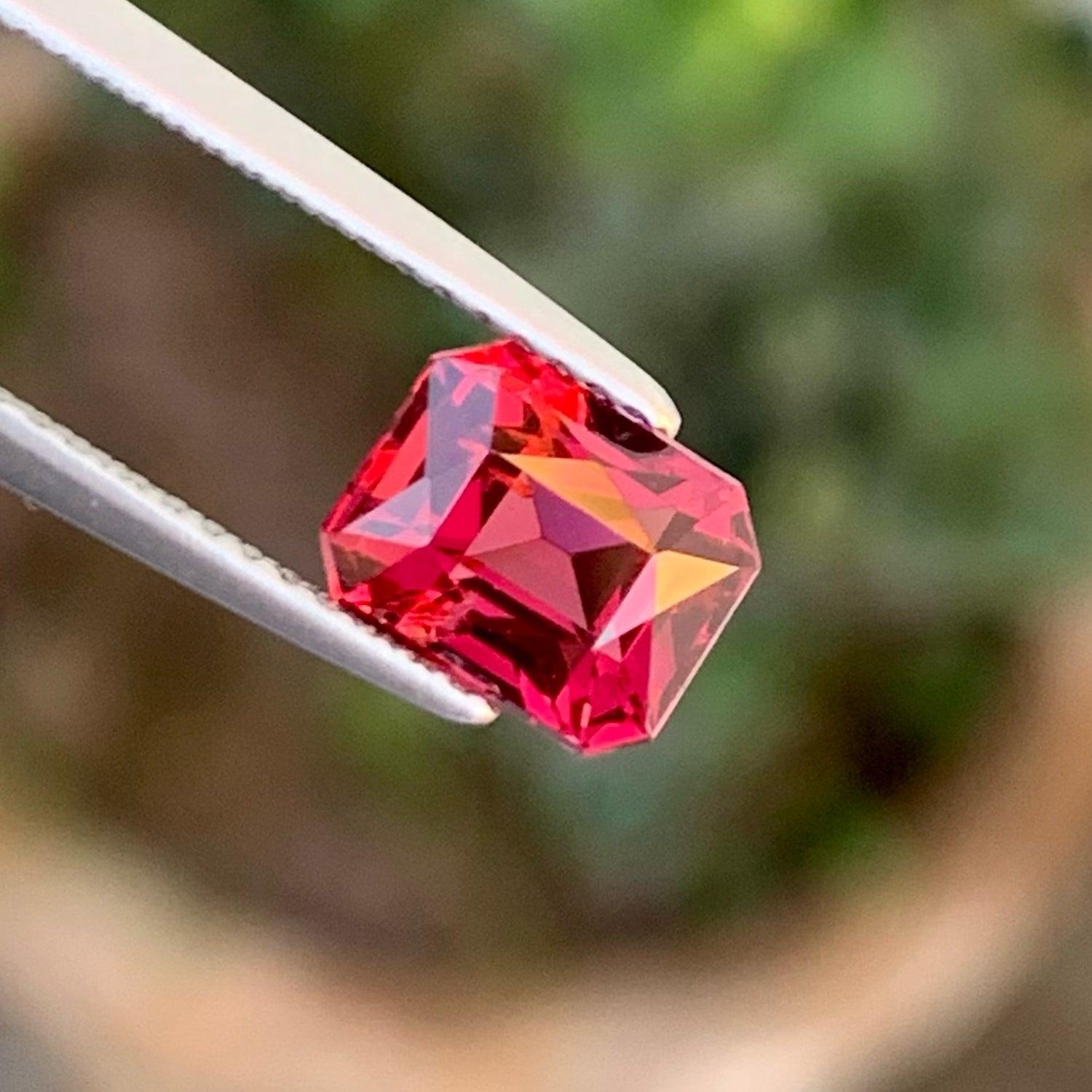 Precision Cut Malawi Loose Garnet Gem 2.15 Carats Loose Garnet for Jewelry In New Condition For Sale In Bangkok, TH