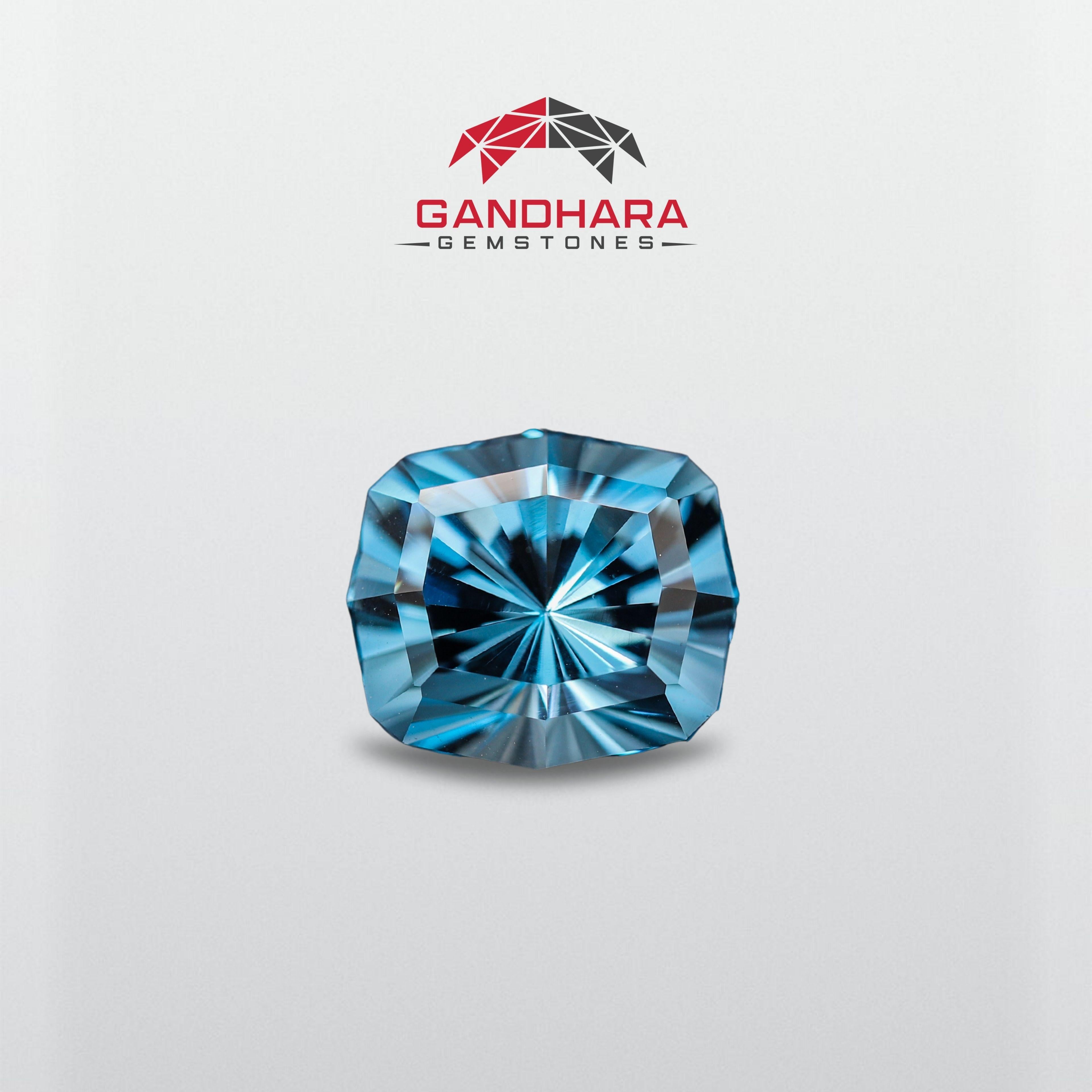 La topaze est une pierre précieuse semi-précieuse d'un bleu intense, issue de la famille minérale des topazes. Le nom Topaze vient du mot sanskrit 