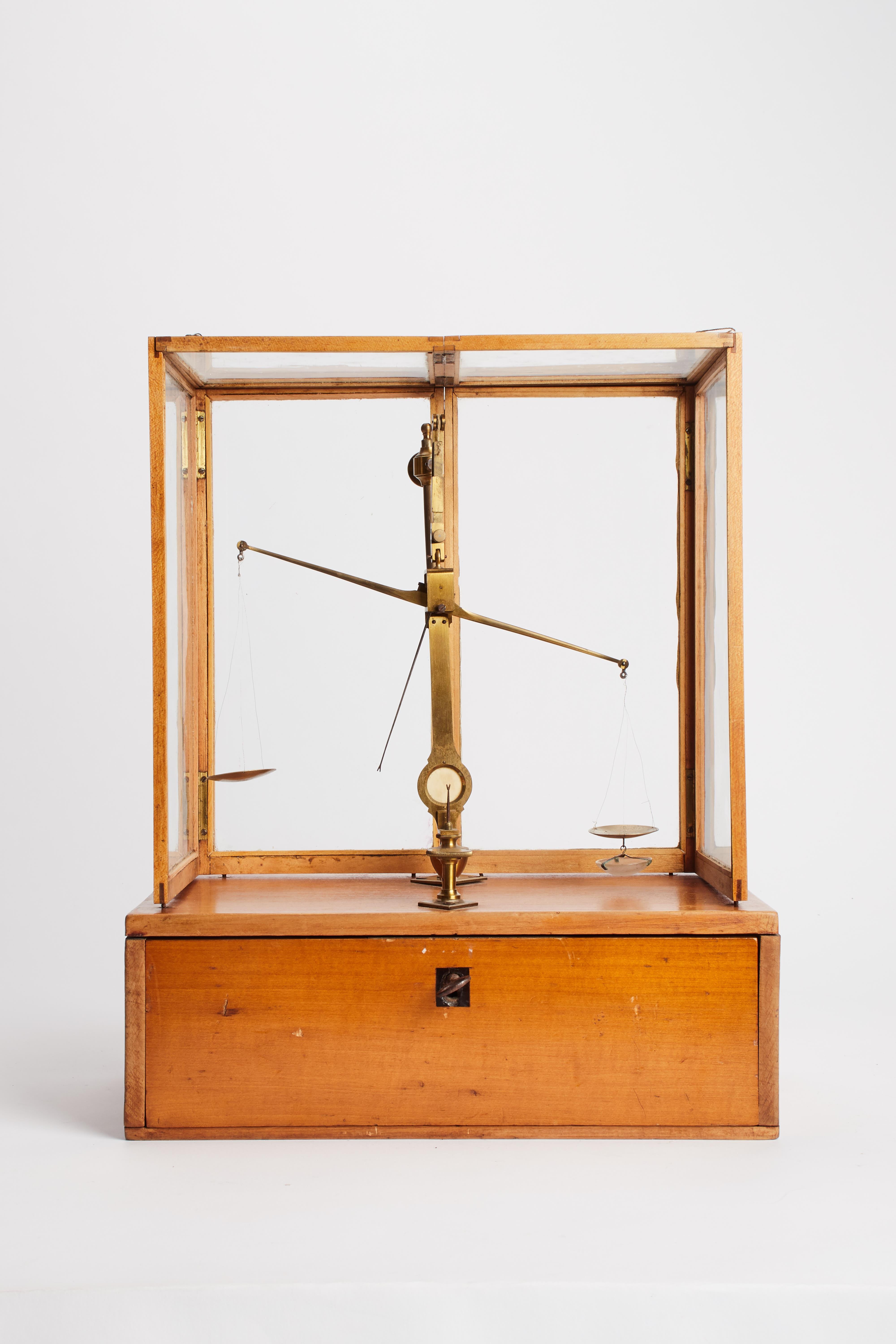 Apothecary traveling scale entirely demountable. All the pieces fits inside the front drawer. Oak wood box, brass elements and glasses. Glass protection sides. France 1880.