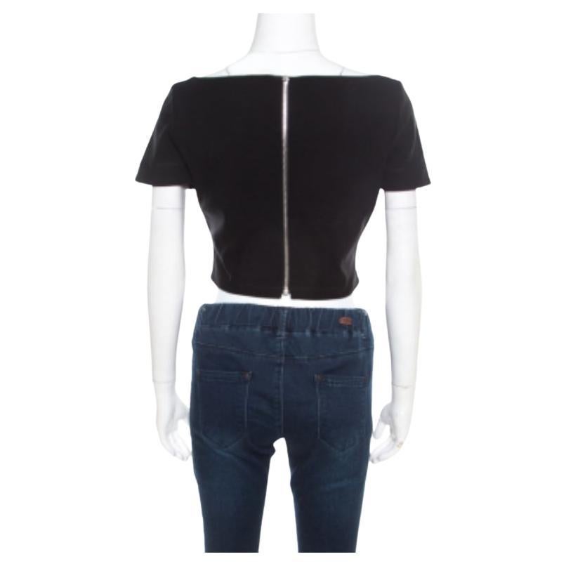 Ogni donna deve avere almeno un crop top nell'armadio perché è utile soprattutto con i pantaloni e le gonne a vita alta. Questo capo nero è di Preen By Thornton Bregazzi ed è realizzato con un mix di elastan che gli conferisce una vestibilità