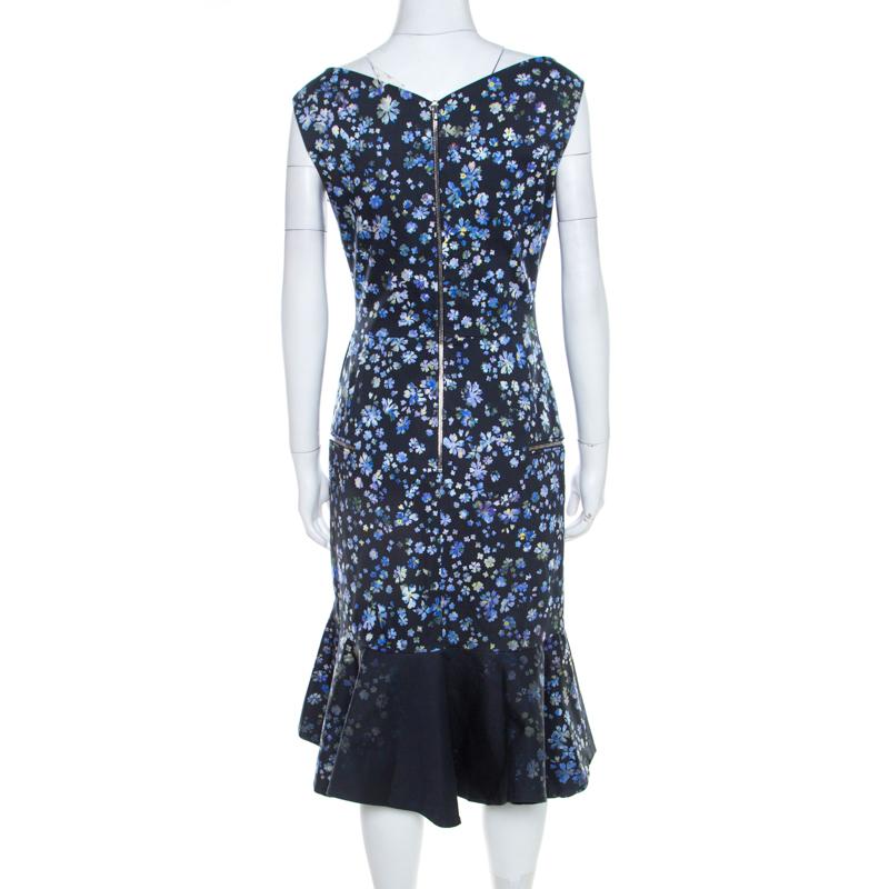 Created in a sleeveless design, this casual dress is a wardrobe staple. Secured with zip closure at the back, this blue dress lends a smooth fit and finish. Printed with florals all over, this Preen by Thornton Bregazzi dress can instantly elevate