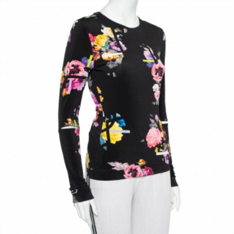 Go for style and comfort with this top from Preen by Thornton Bregazzi. This elegant top can be easily teamed with skirts, pants, or shorts. It has a round neckline, full sleeves with cutouts, and a floral print all over.