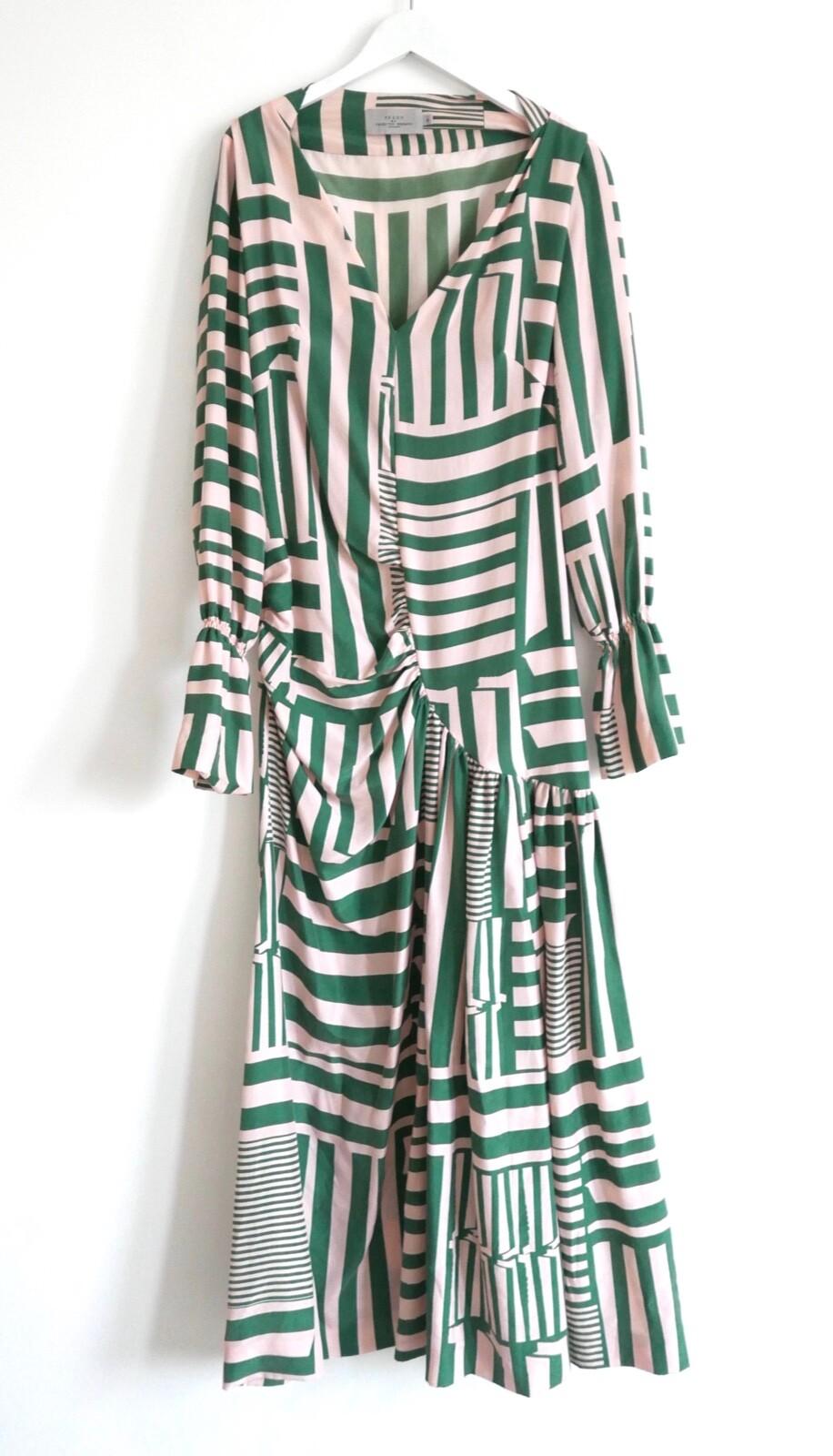 Magnifique robe Preen by Thornton Bregazzi. Porté une fois.

Confectionnée en soie fine imprimée de motifs géométriques roses et verts, elle présente une forme merveilleusement flatteuse 
avec panneaux froncés, corsage ample, jupe évasée et poignets