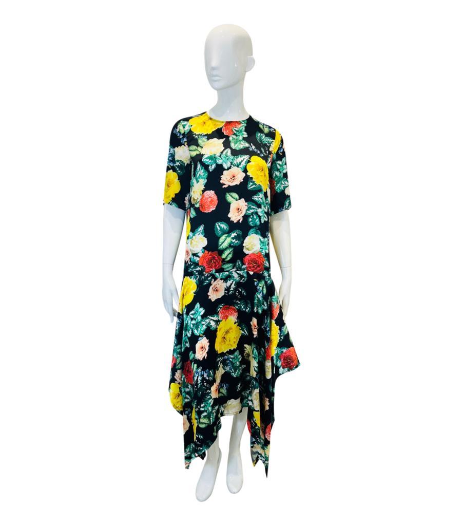 Preen By Thornton Bregazzi Silk Floral Dress
Black midi dress designed with all-over multicoloured floral print.
Detailed with asymmetric flared skirt, round neckline and loose fit silhouette with short sleeves.
Size – S (Label missing but