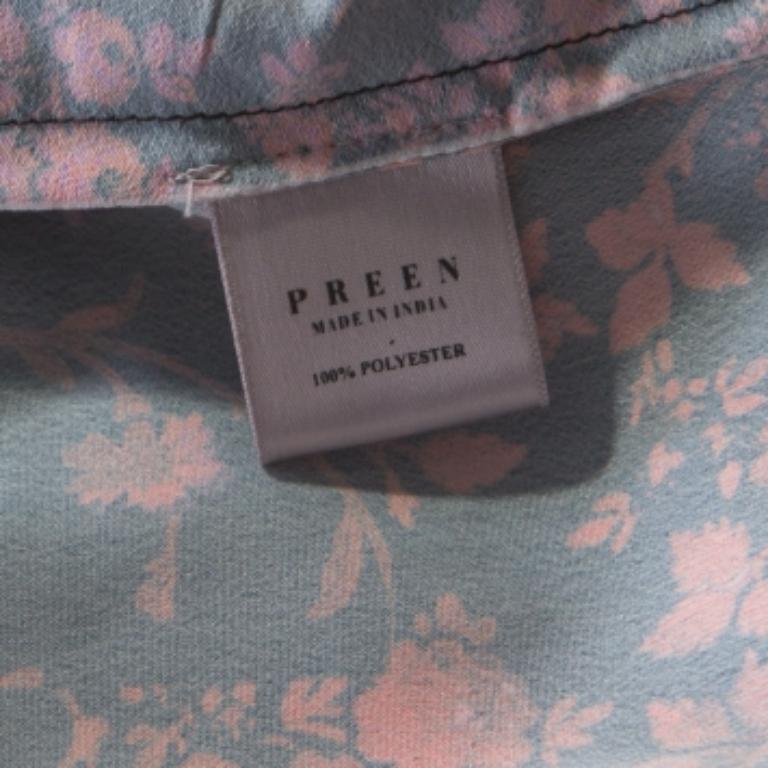 This shirt from Preen is perfect for everyday wear. The red shirt comes with a floral printed body and features a straight collar, front button fastenings, and cuffed sleeves. A pencil skirt and pointed pumps will complete the look perfectly.