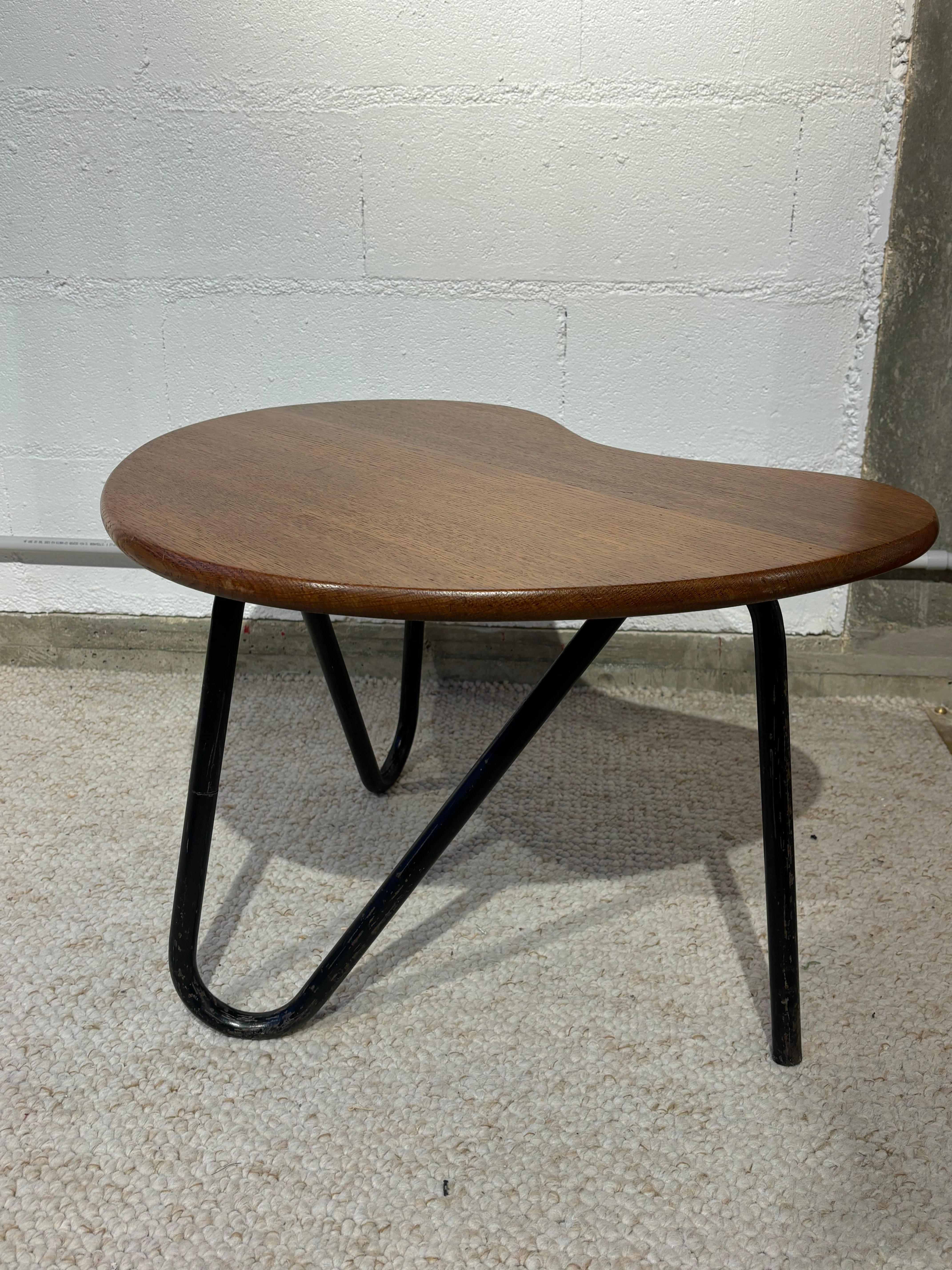 Jolie table d’appoint dite prefacto, modèle crée en 1951 pour airborne. 