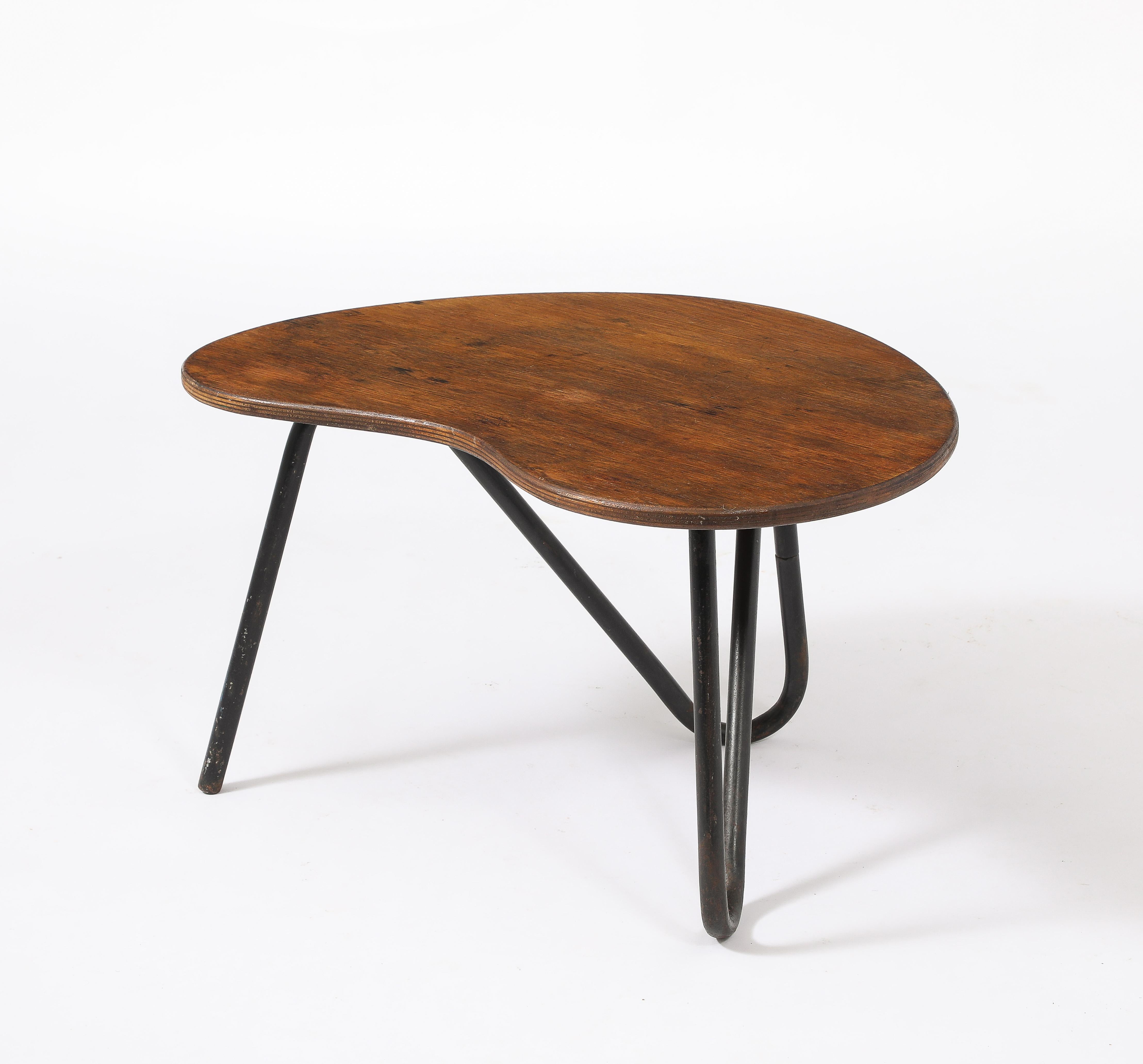 Plateau en chêne de forme libre sur une base pliable patinée noire.