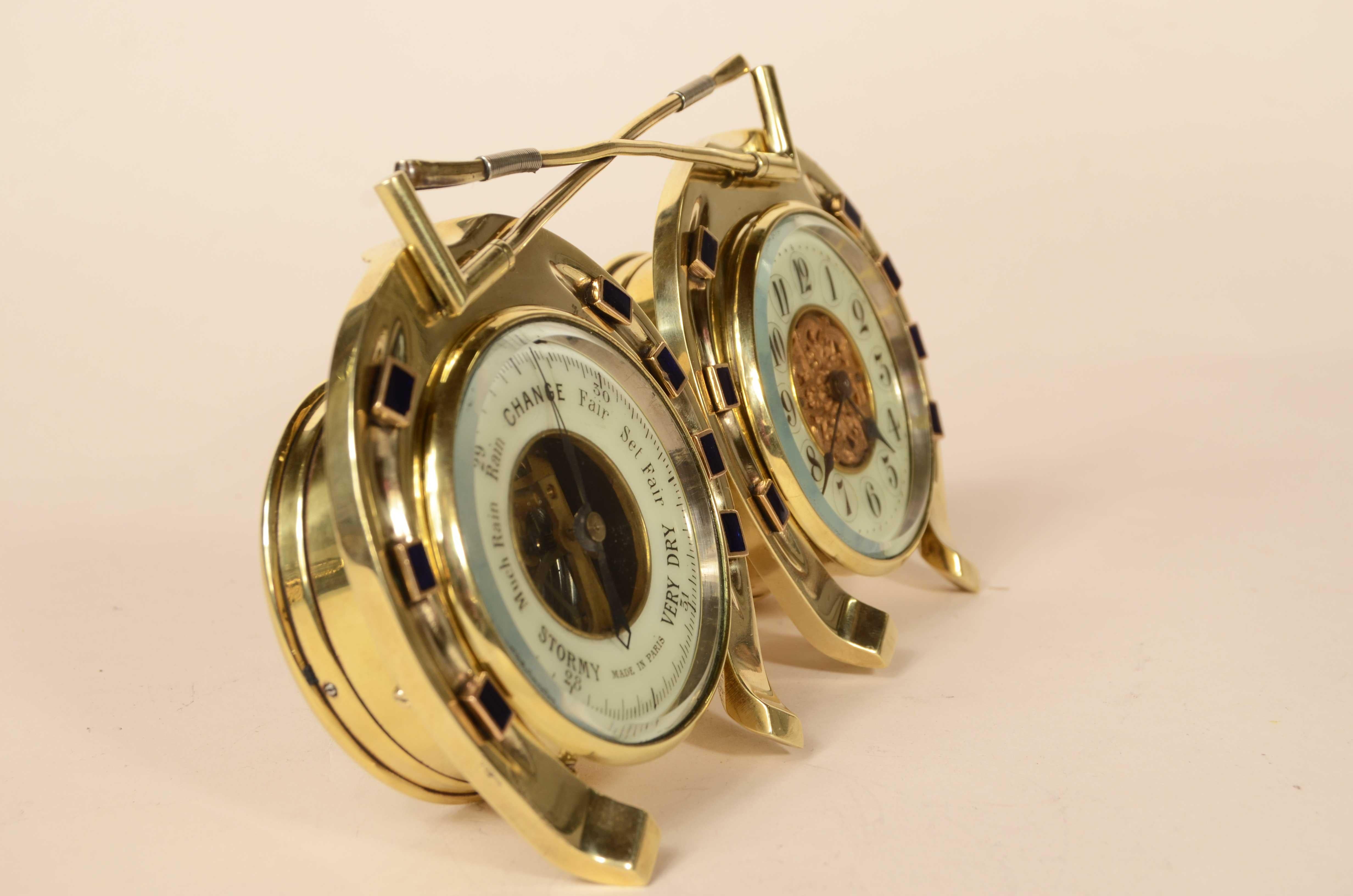Valuable brass barometer station, consisting of clock and barometer inserted inside two irons  from horseback surmounted by a pair of polo sticks.
French manufacture for the English market in the late 19th century.
Barometric station consisting of