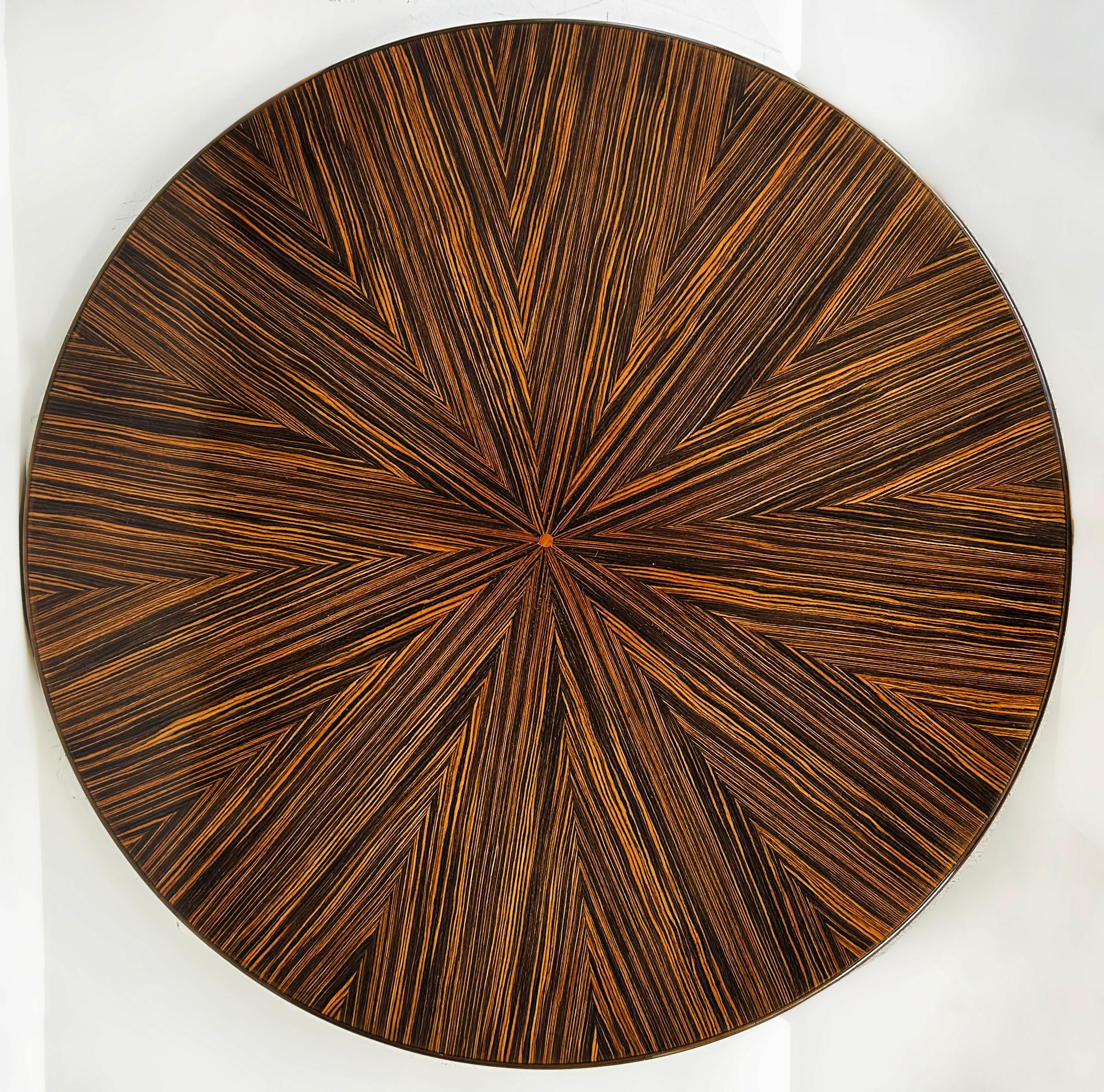  Pregno SRL Runder Esszimmertisch mit Pedestal aus Makassar-Ebenholz, Italien  Art Deco Stil

Zum Verkauf angeboten wird eine feine Qualität italienischen Art Deco-Stil runden Sockel Esstisch mit reichen Makassar Ebenholz Furniere und eine