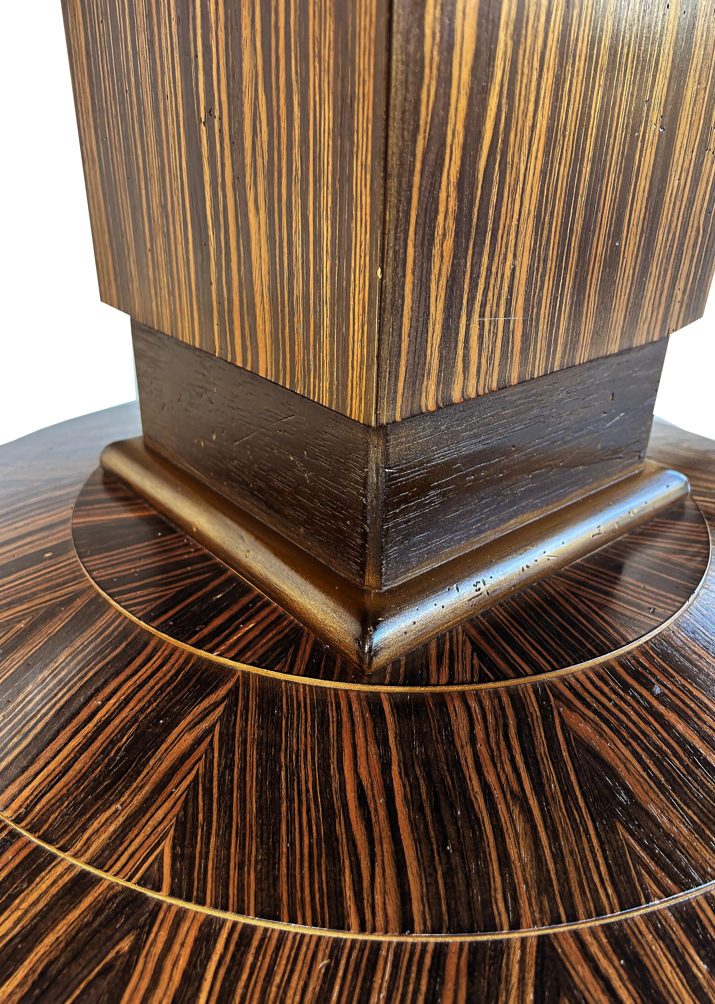 Pregno SRL Runder Esszimmertisch mit Pedestal aus Makassar-Ebenholz, Italien  Art Deco Stil (21. Jahrhundert und zeitgenössisch) im Angebot