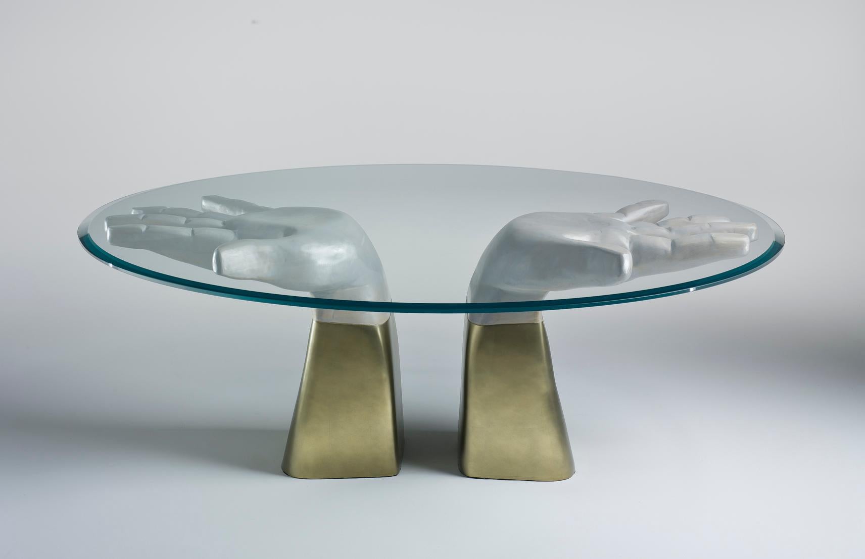 PREGO! Gold geschnitzt Esstisch bestehend aus zwei hölzernen Händen und Glasplatte (Moderne) im Angebot