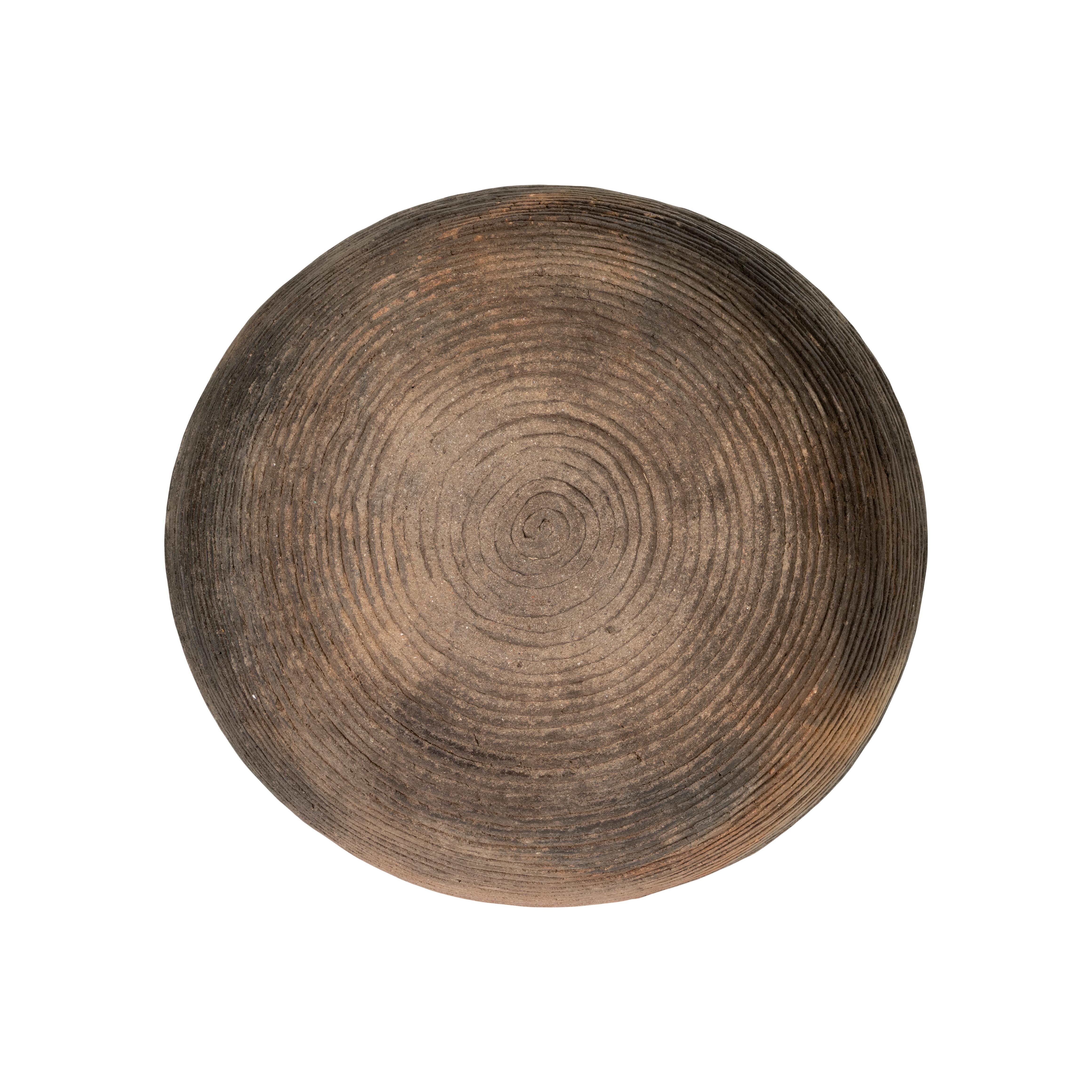 Bol en poterie préhistorique de Condit en l'état. La région de Mimbres, dans le sud-ouest américain, est célèbre pour la beauté et l'expressivité des poteries noir sur blanc qui y ont été fabriquées dans un passé lointain. Les archéologues utilisent