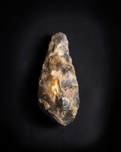 Escultura prehistórica de piedra realizada por los primeros humanos, de hace 700 000 años