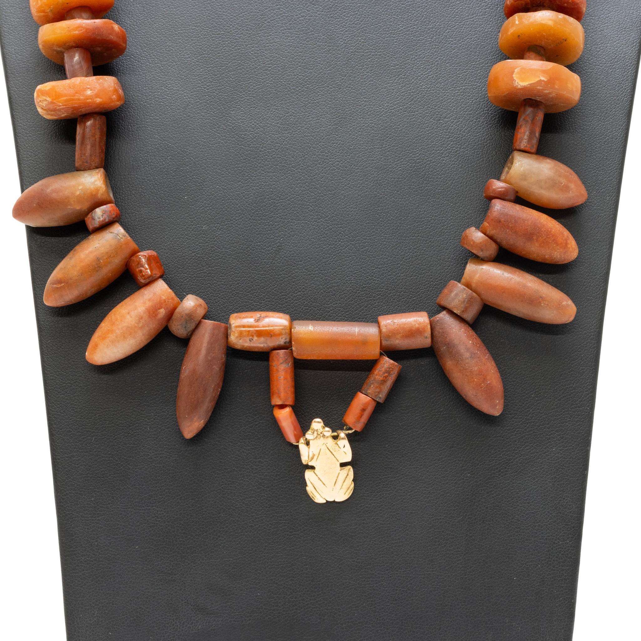 Prähistorische Tairona Karneol Frosch-Halskette (Perle) im Angebot