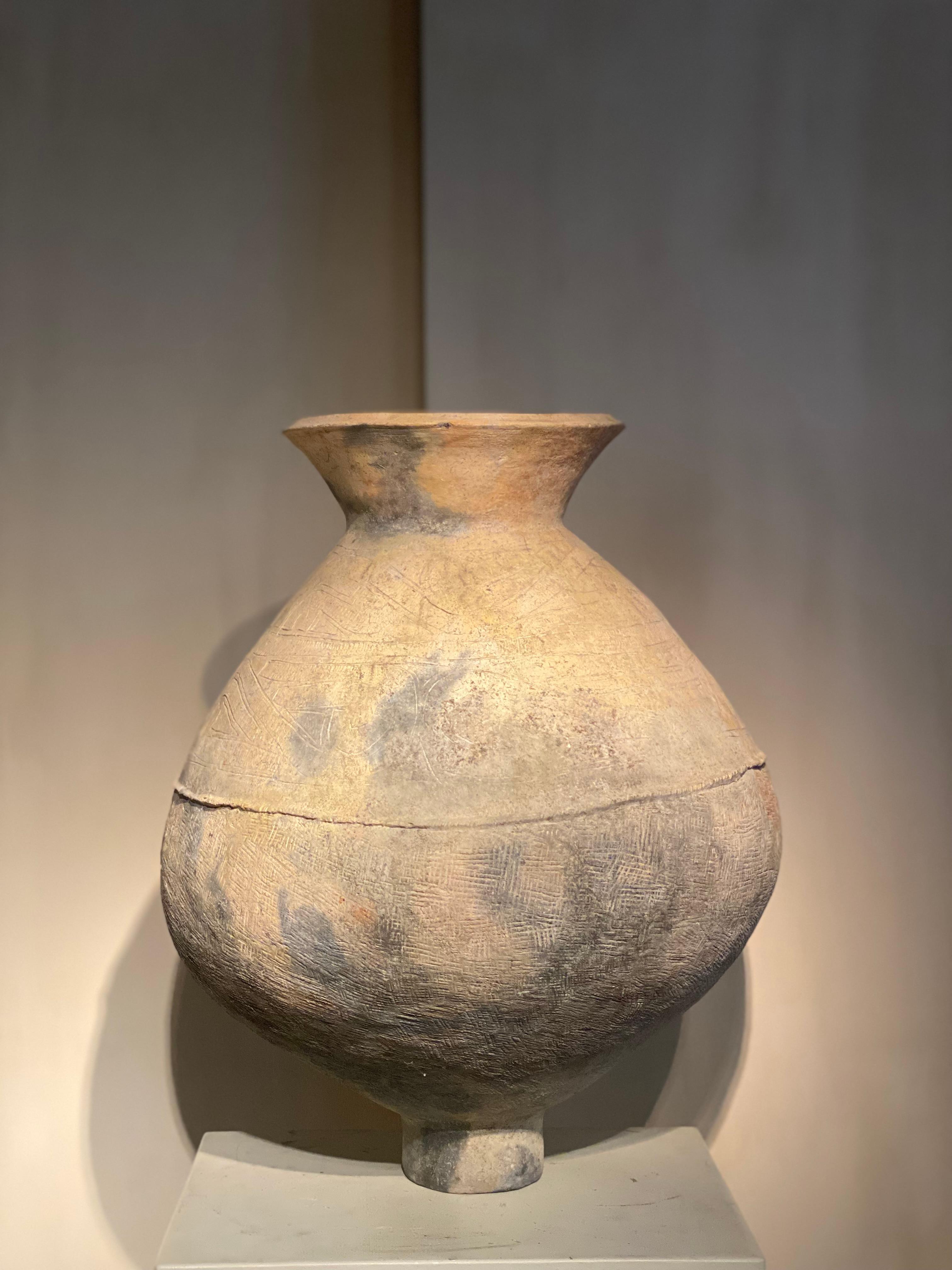 Außergewöhnlicher prähistorischer Topf aus Bang Chiang, Thailand, Spätzeit 300 v. Chr. - 200 n. Chr,
Der Topf hat eine warme und reiche Patina und ein starkes, aber einfaches Design,
eine warme beige-braune Farbe aufgrund der unterschiedlichen