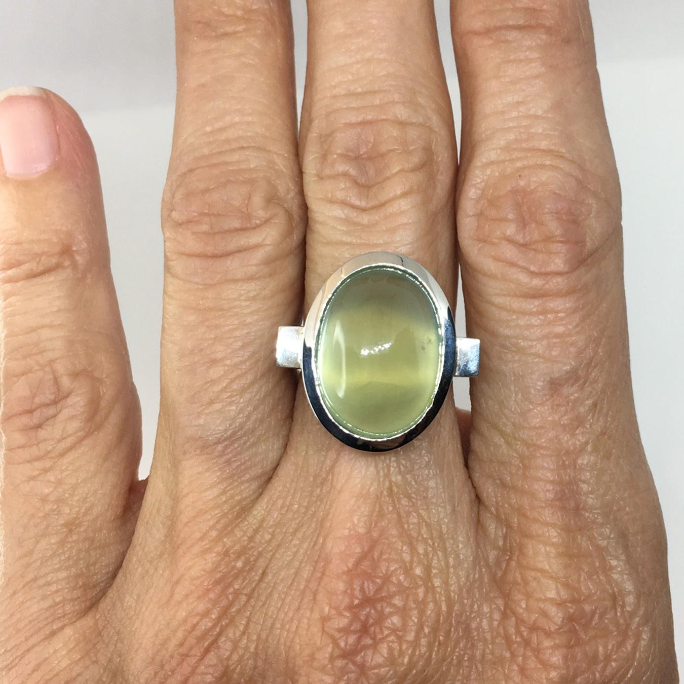 Prehnite Cabochon Oval Silver Bezel Ring In New Condition In los angeles, CA