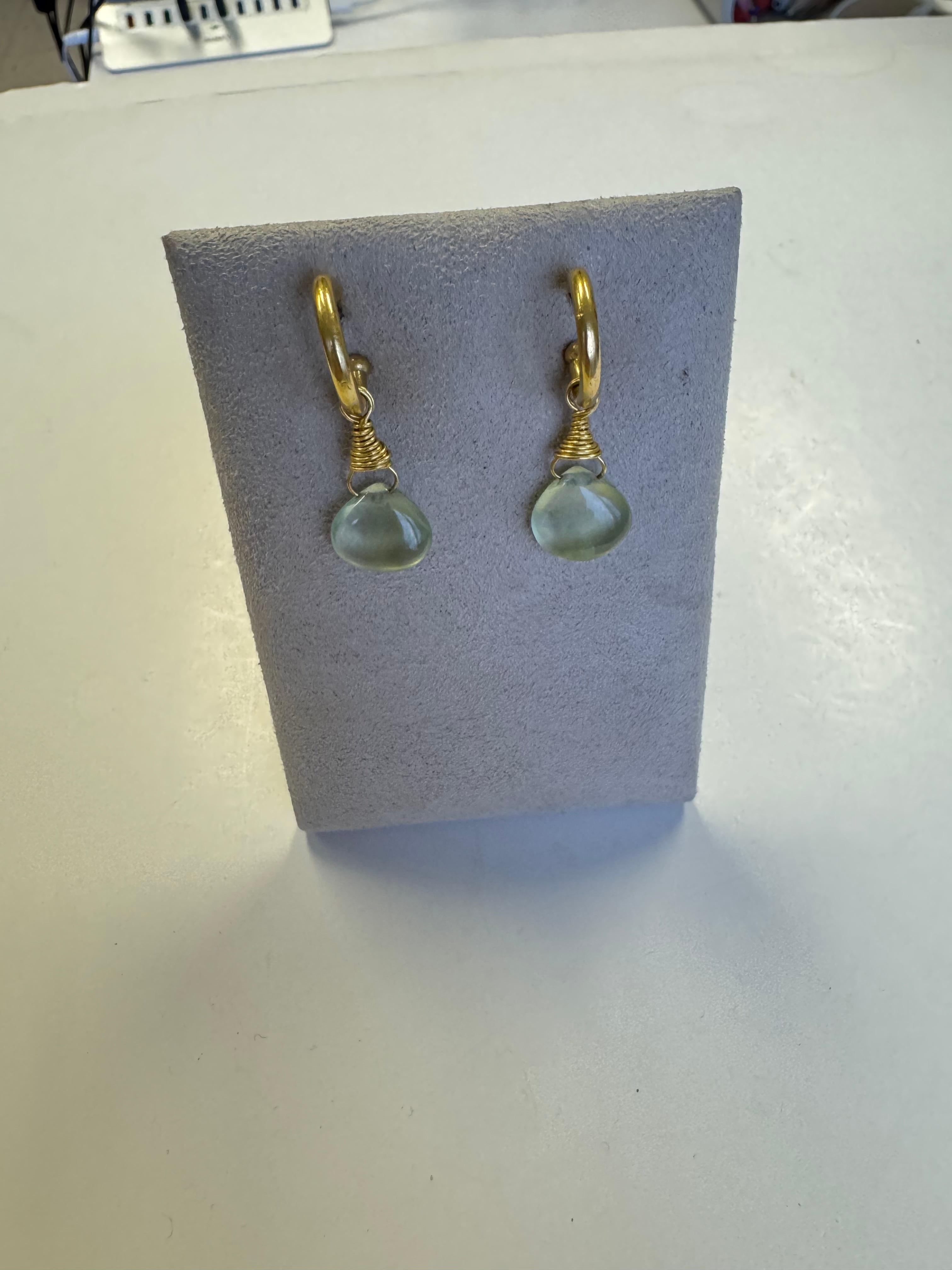 Contemporaneo Gocce di prehnite su cerchi in oro 22 carati in vendita