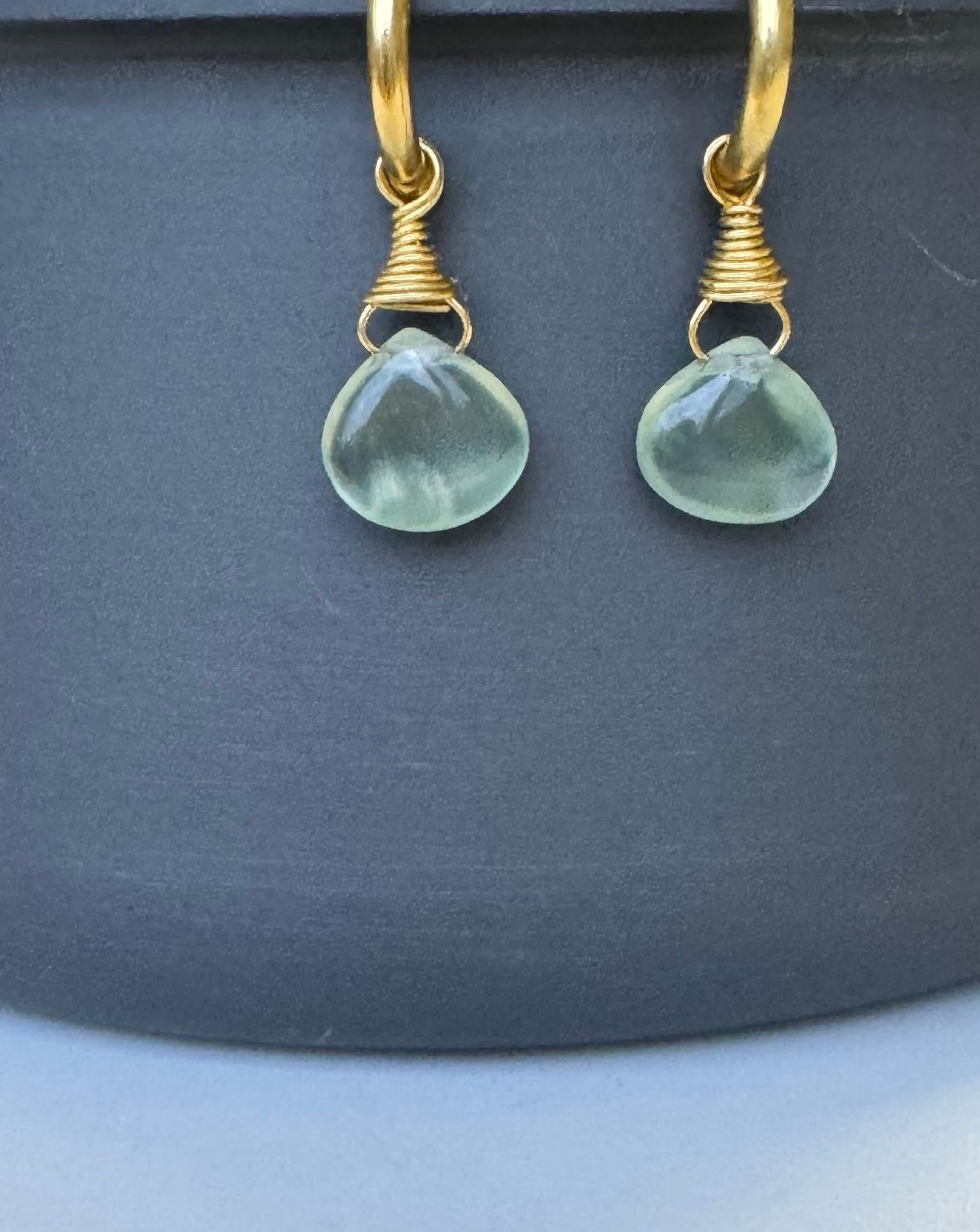 Cabochon Gocce di prehnite su cerchi in oro 22 carati in vendita