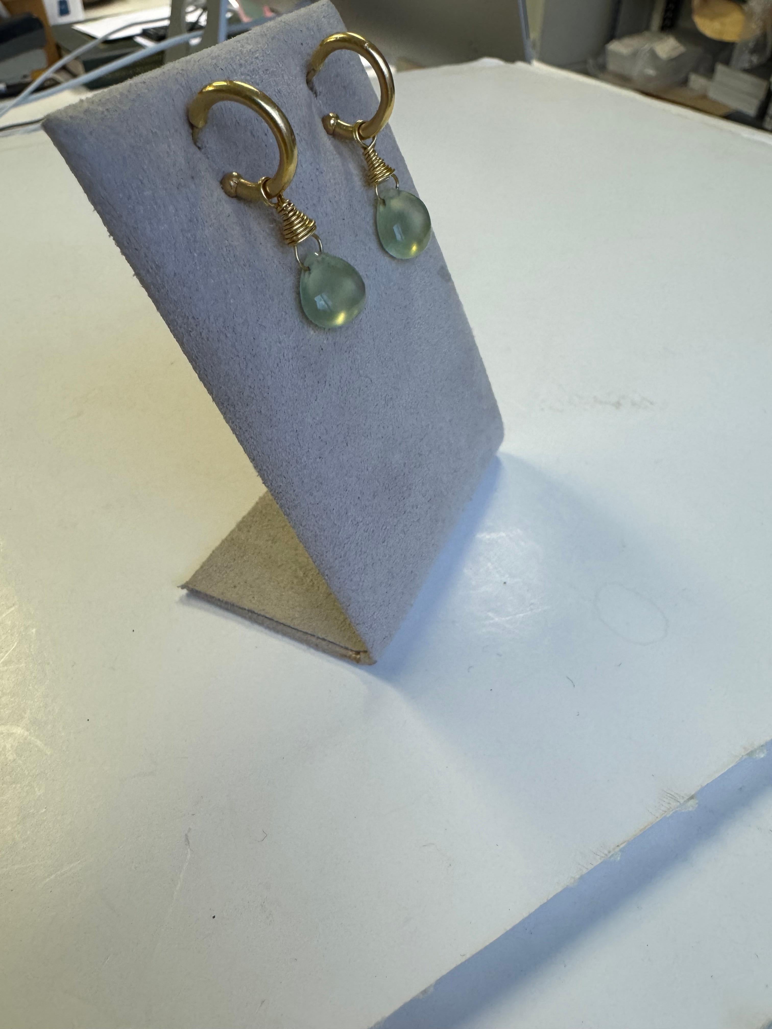 Gocce di prehnite su cerchi in oro 22 carati In condizioni Nuovo in vendita a New York, NY