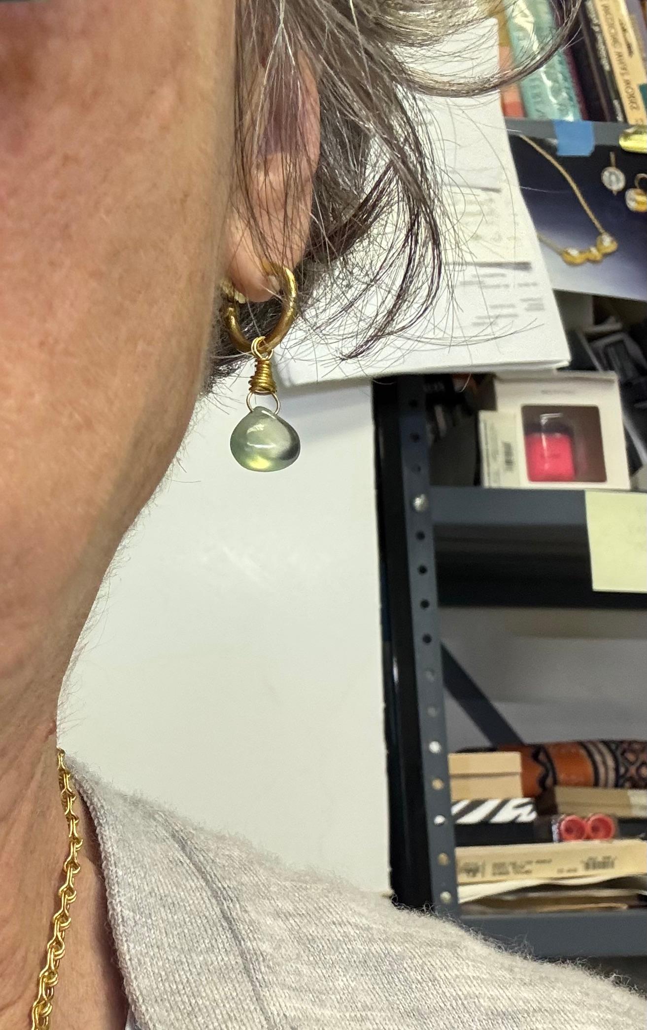 Gocce di prehnite su cerchi in oro 22 carati in vendita 1