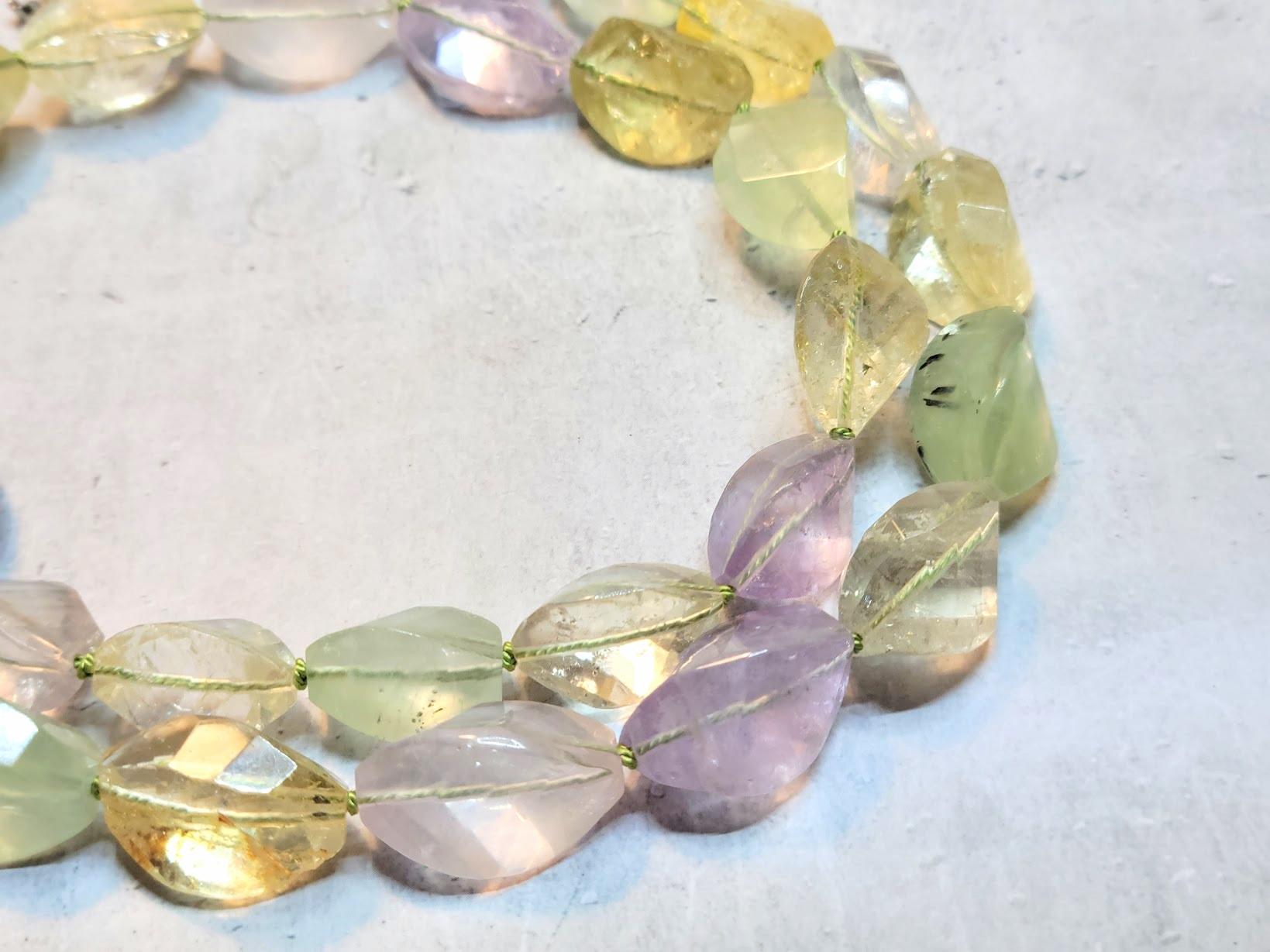 La collana è lunga 25 pollici (63,5 cm) e le perle intagliate hanno dimensioni approssimative comprese tra 20x13 mm e 18x12 mm.
Le perline sono bellissime tonalità pastello acquarello e deliziose sfumature di caramelle! Questa collana utilizza
